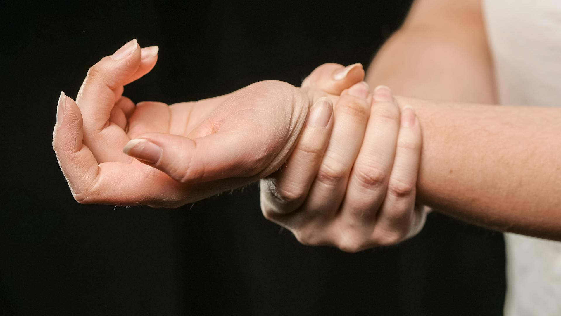 Primer plano de una mujer sujetándose la muñeca izquierda | Fuente: Pexels