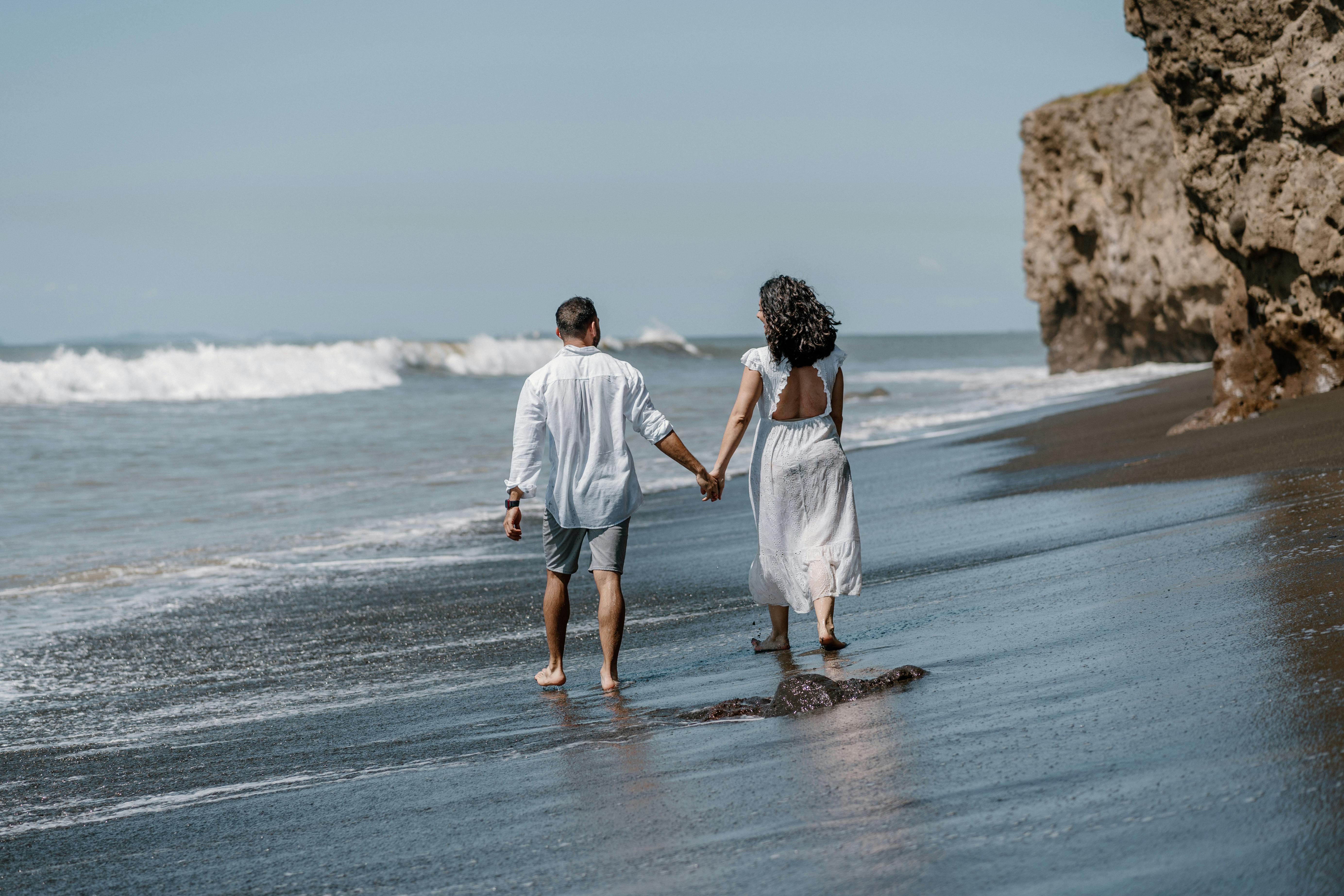 Una pareja cogida de la mano en la playa | Fuente: Pexels