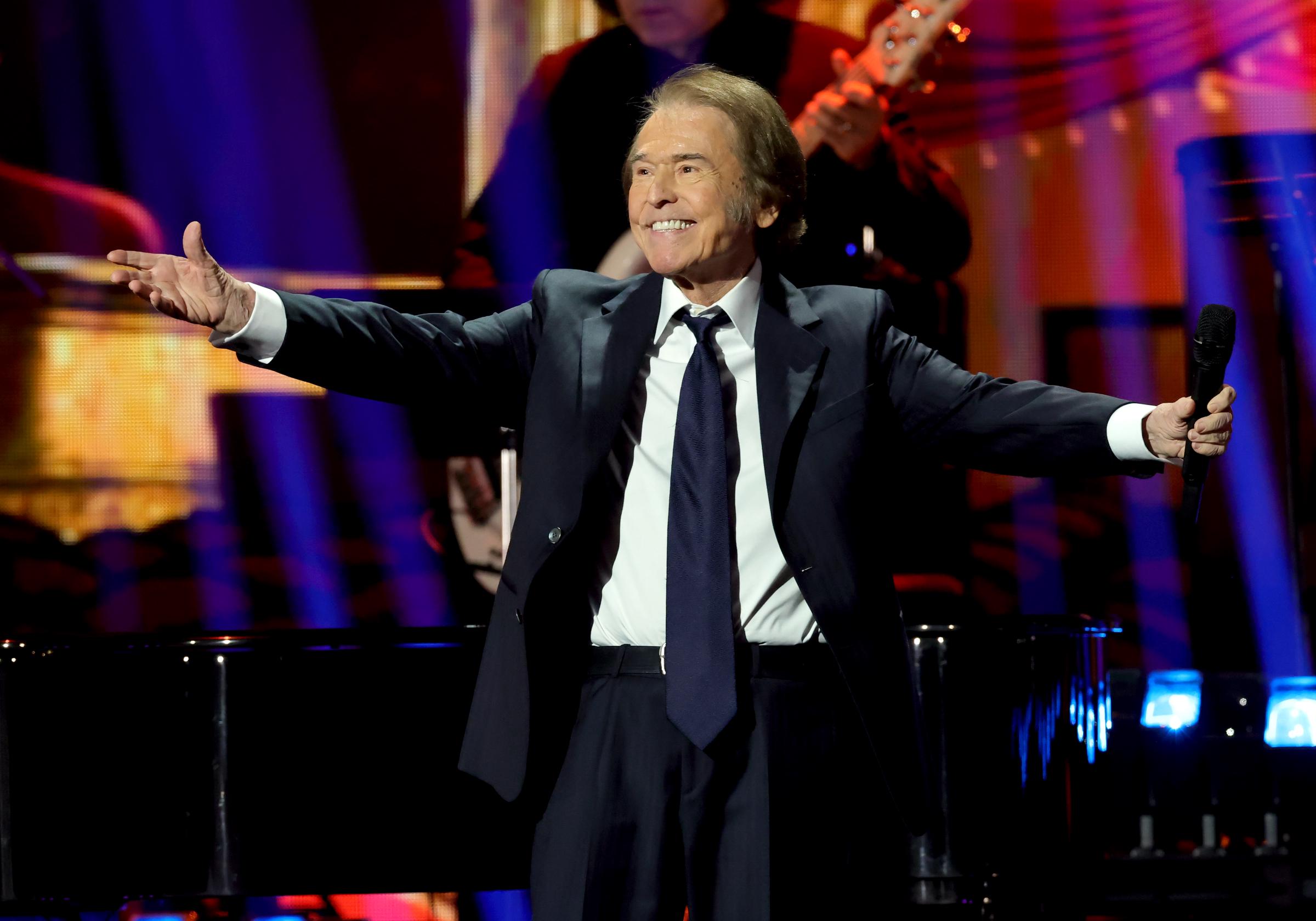 Raphael actuando durante la 26ª edición de los Premios Grammy Latinos el 13 de noviembre de 2025, en Las Vegas, Nevada | Fuente: Getty Images