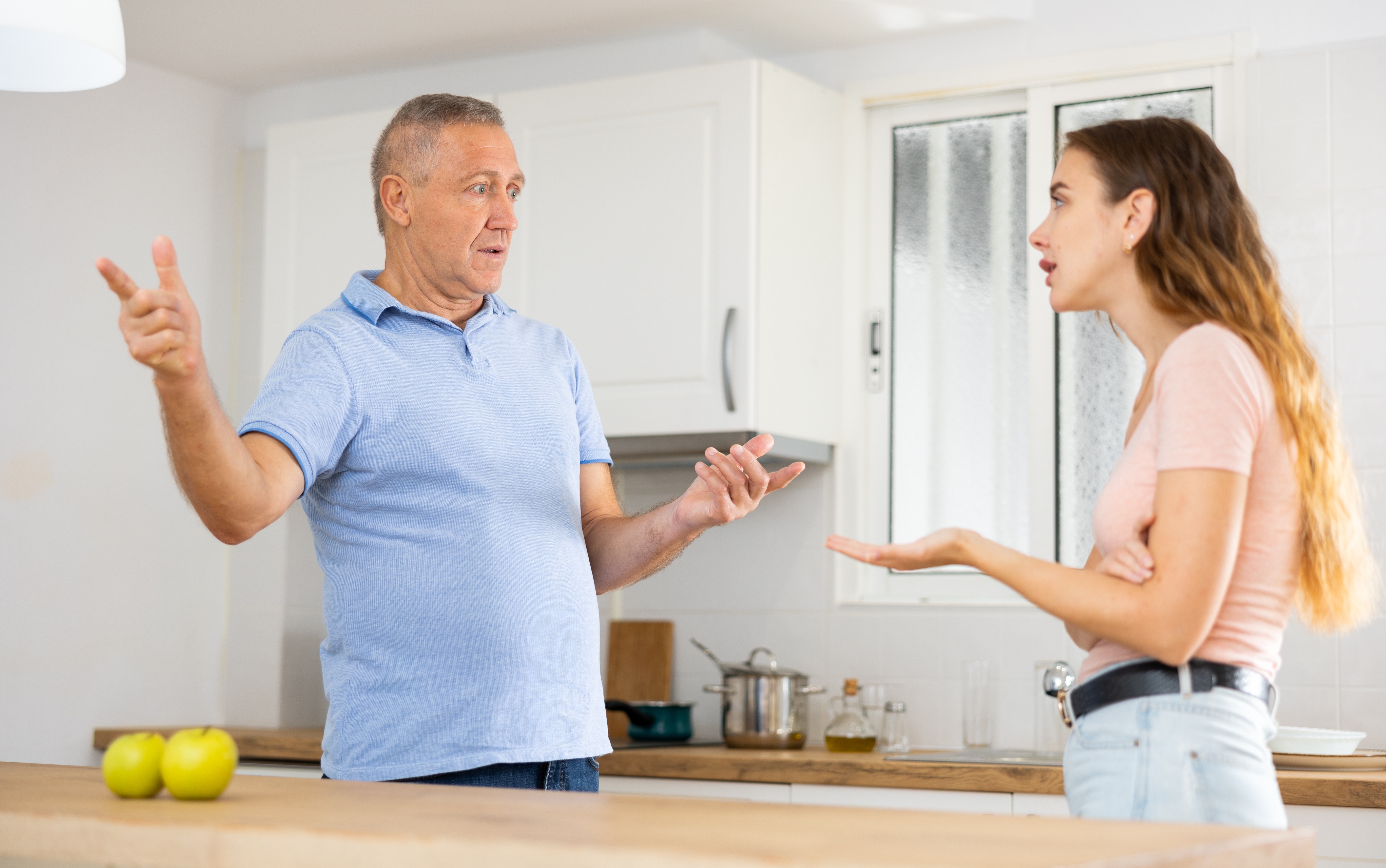 Un hombre mayor y una mujer más joven peleando | Foto: Shutterstock