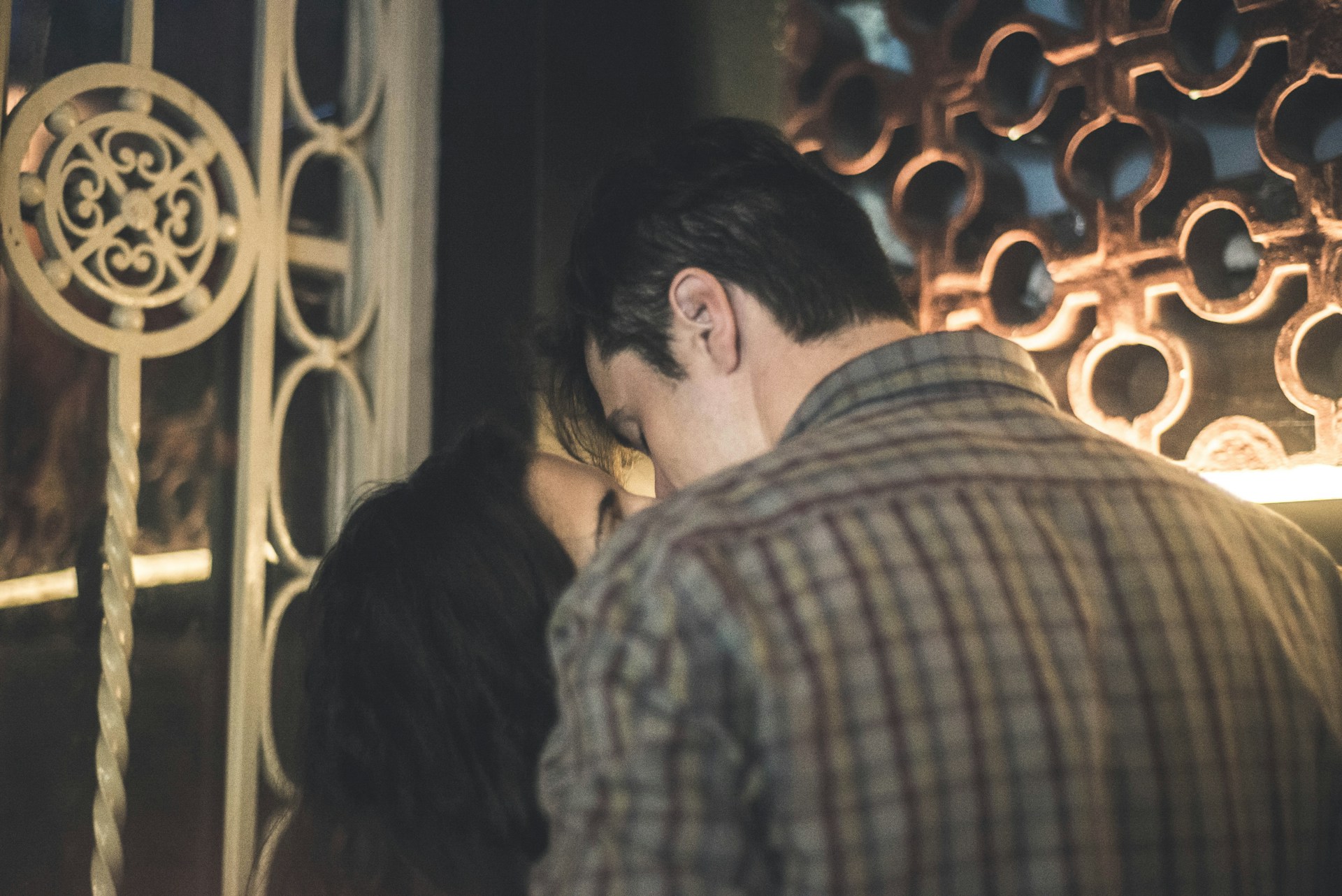 Una pareja besándose | Fuente: Unsplash