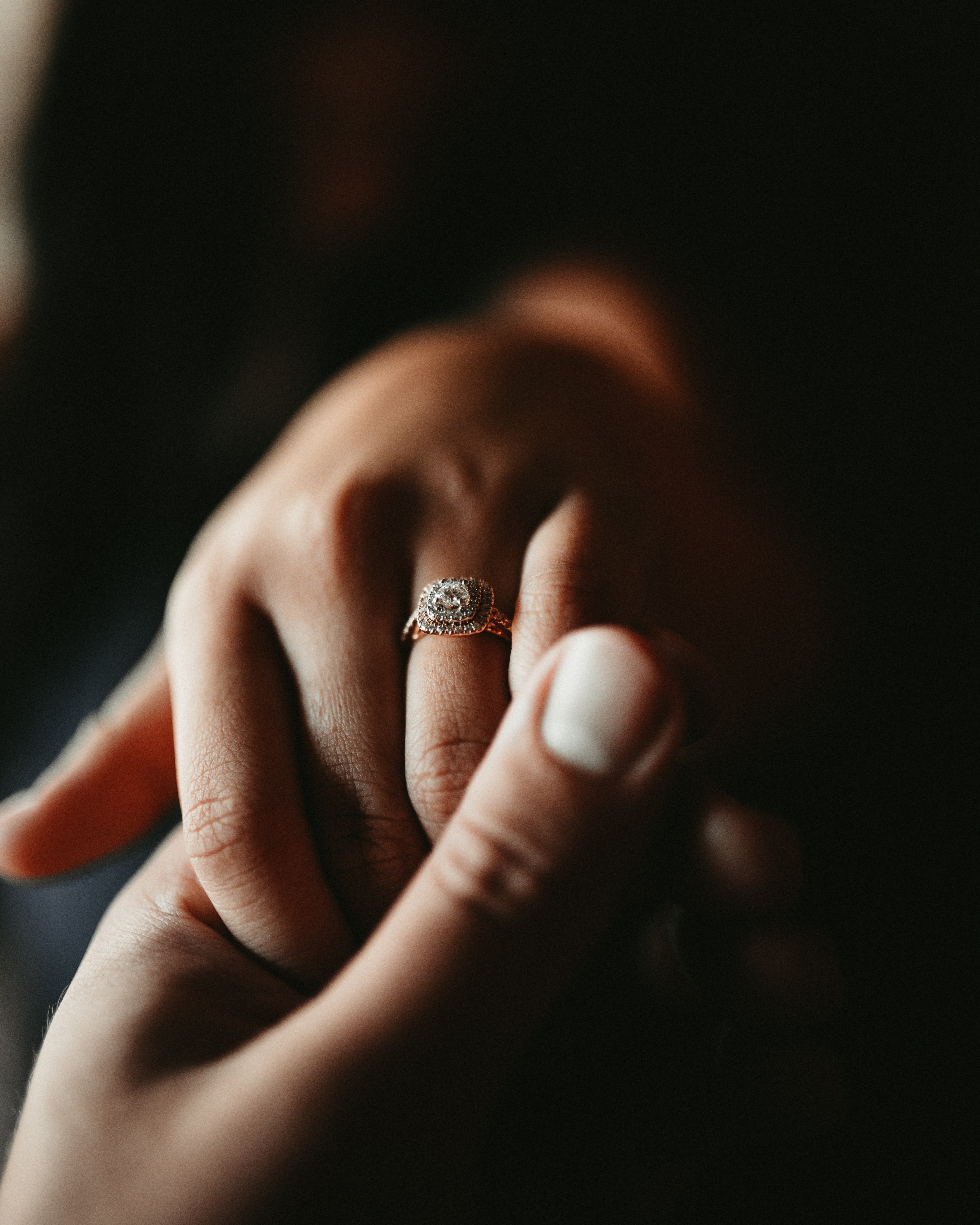 Manos con anillo de compromiso. | Foto: Unsplash