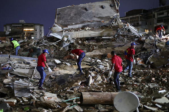 Rescatistas buscan víctimas entre los escombros de un edificio derrumbado en San Bernardino, tras el terremoto de magnitud 7,2 que sacudió Venezuela y otras regiones del Caribe el 24 de junio de 2026, en Caracas, Venezuela.
