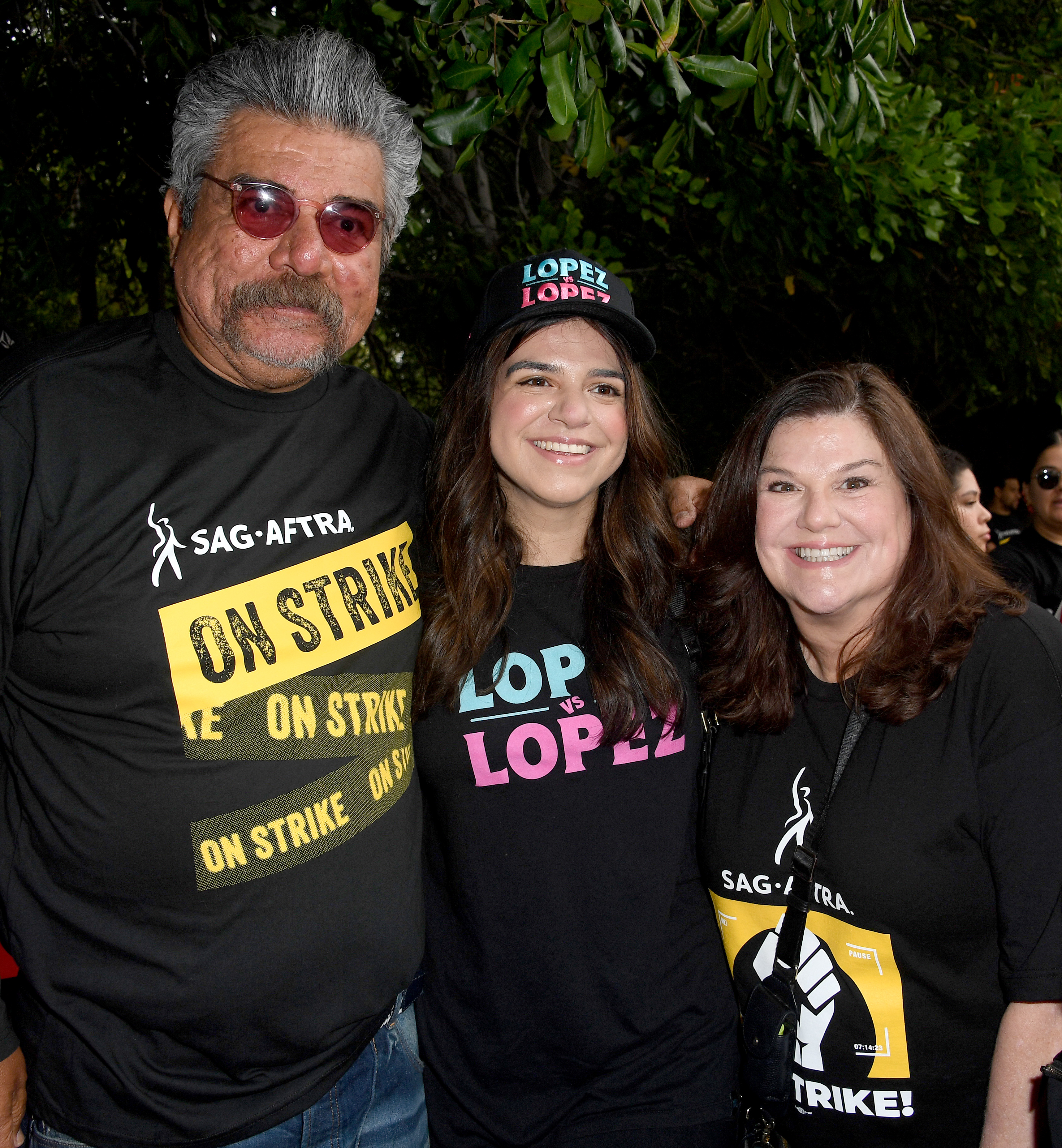 George Lopez, Mayan Lopez y Ann Serrano durante la huelga SAG-AFTRA y WGA frente a los estudios Warner Bros. el 15 de septiembre de 2023 en Burbank, California | Foto: Getty Images