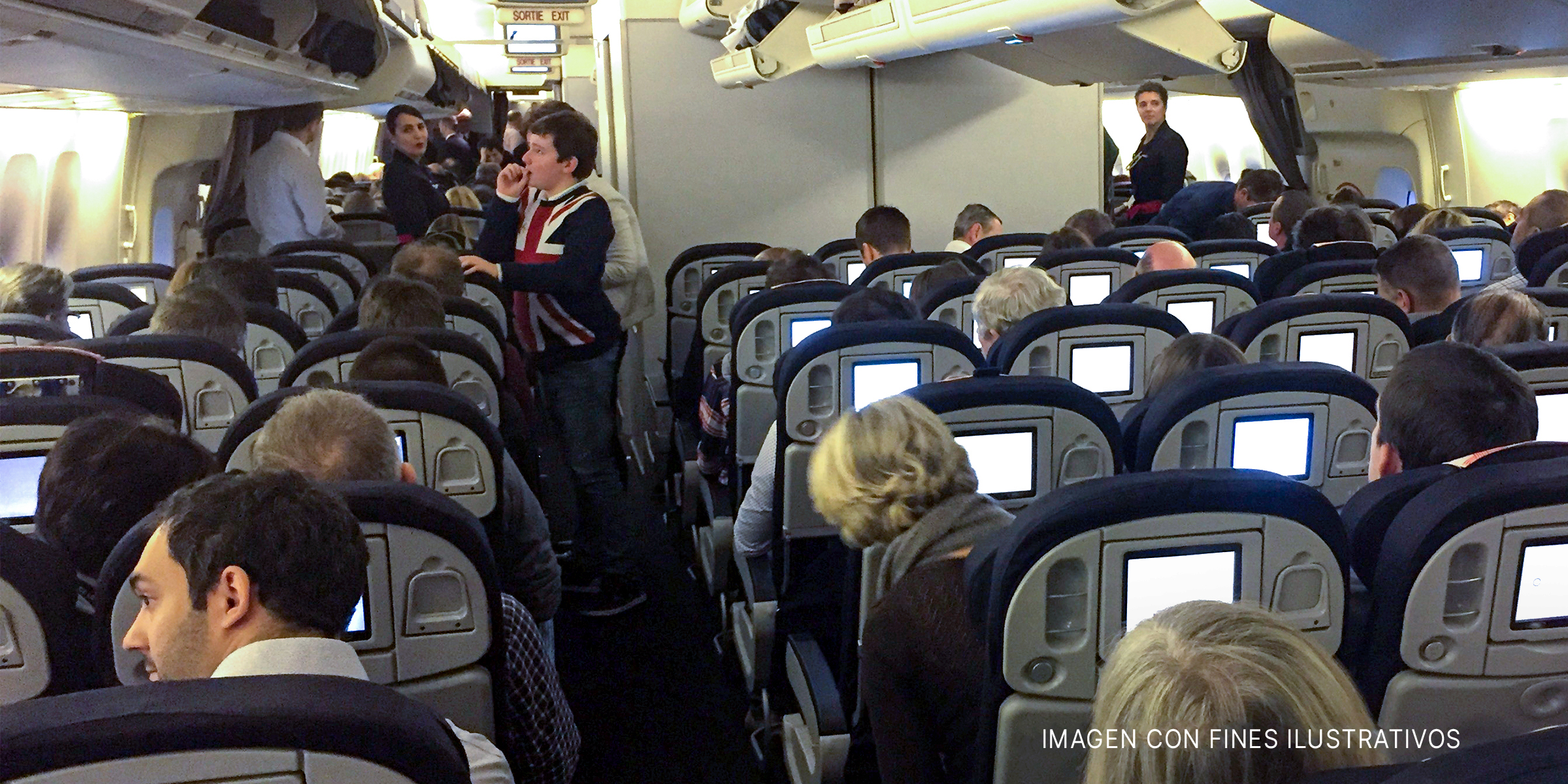 La cabina interior de un avión lleno de pasajeros y tripulación | Fuente: flickr.com/airlines470 (CC BY-SA 2.0)