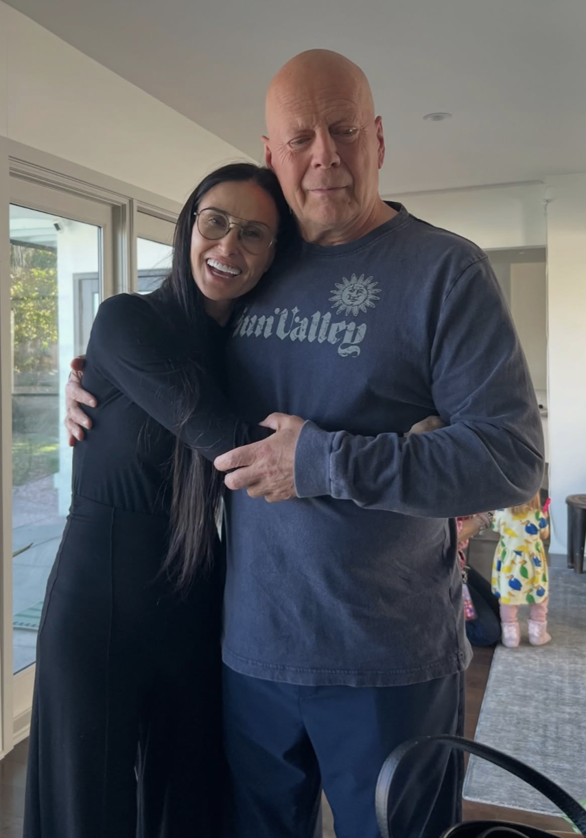 Demi Moore ha compartido esta emotiva foto con Bruce Willis en su Instagram, en la que nos deja ver, por una vez, sus momentos familiares más íntimos, lejos de las alfombras rojas de Hollywood. | Fuente: Instagram/@demimoore