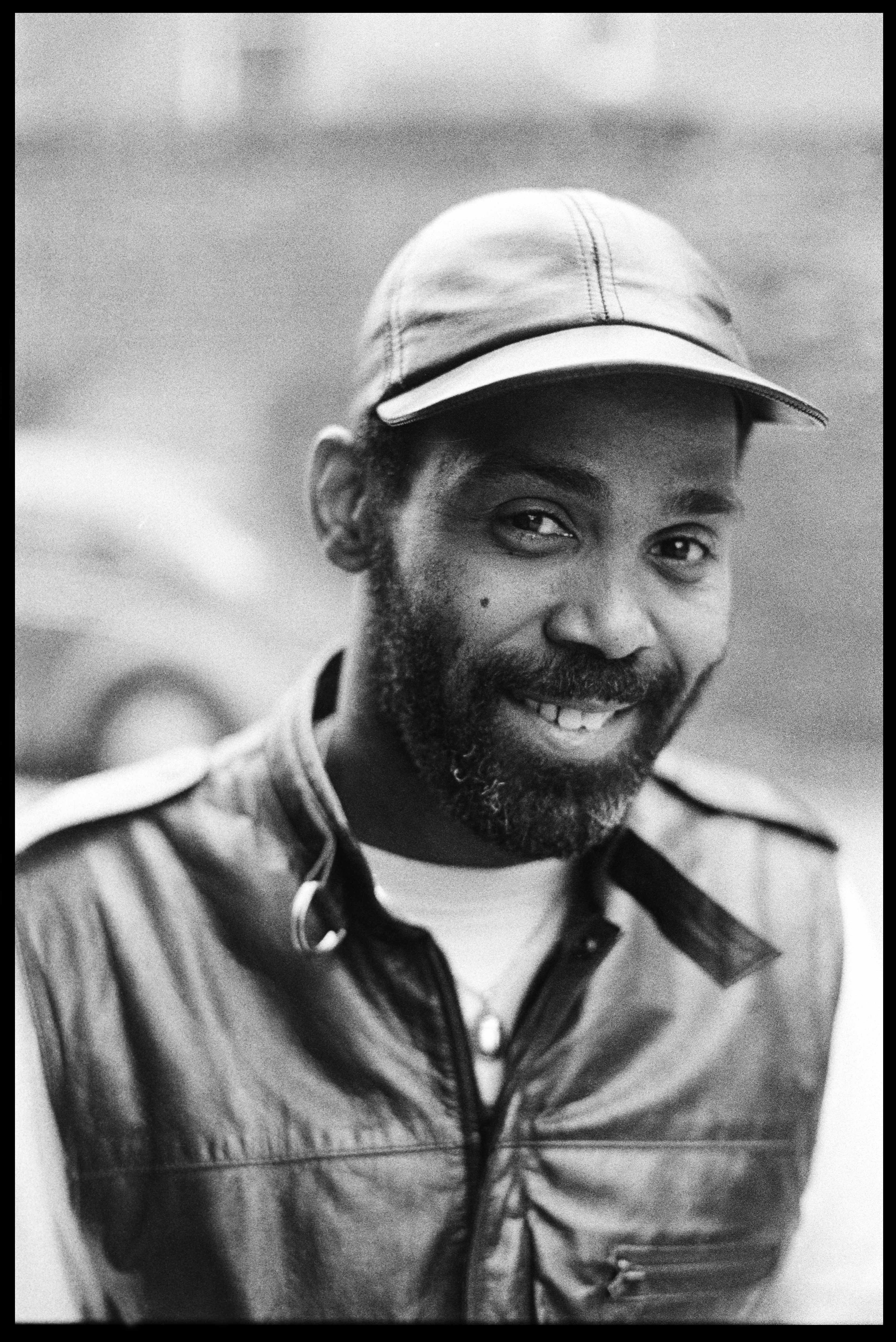 Frankie Beverley, del grupo de R and B Maze, posa para un retrato en el exterior del Hammersmith Odeon de Londres, Inglaterra, el 22 de abril de 1985 | Fuente: Getty Images