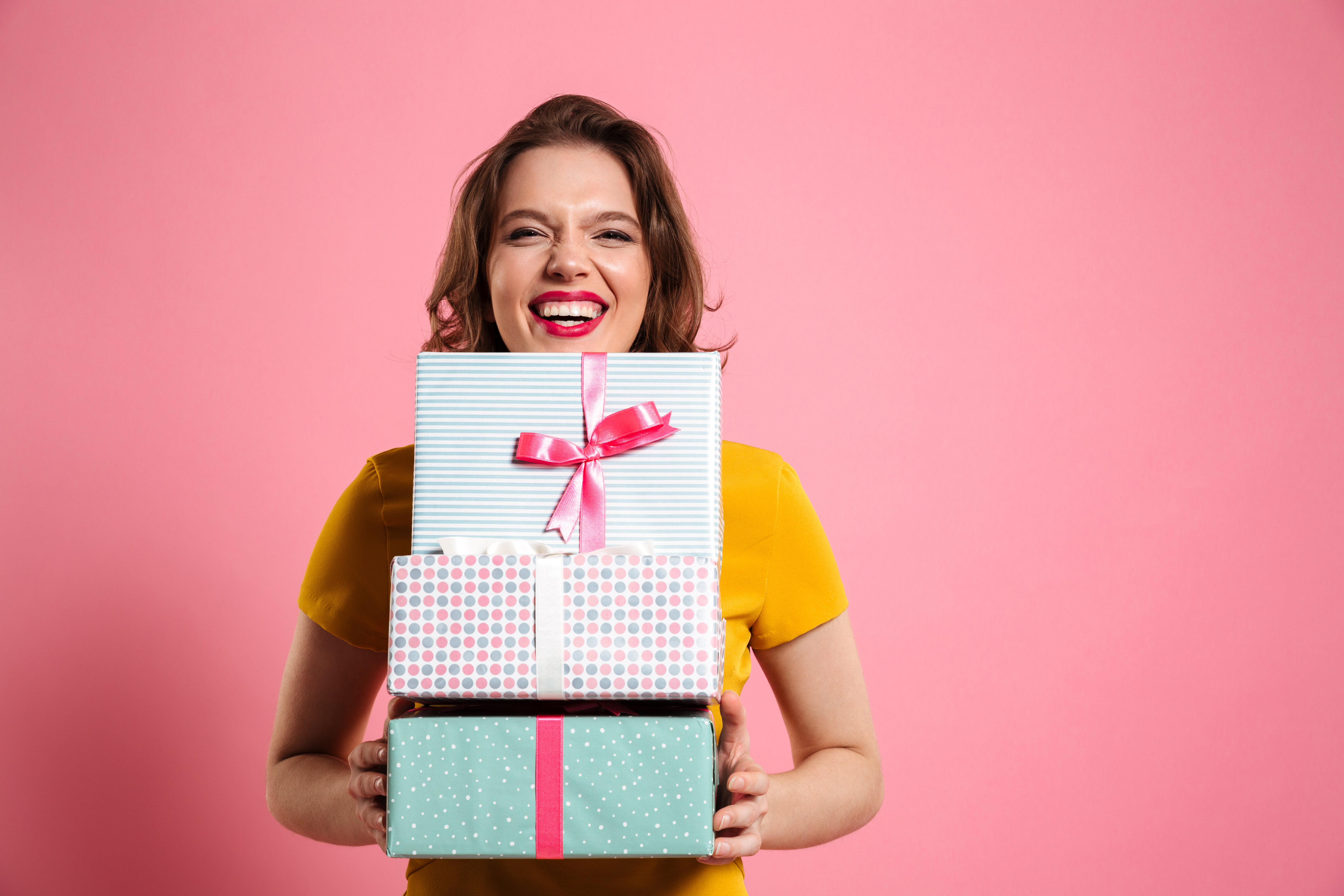 Una mujer con regalos en la mano. | Foto: Shutterstock