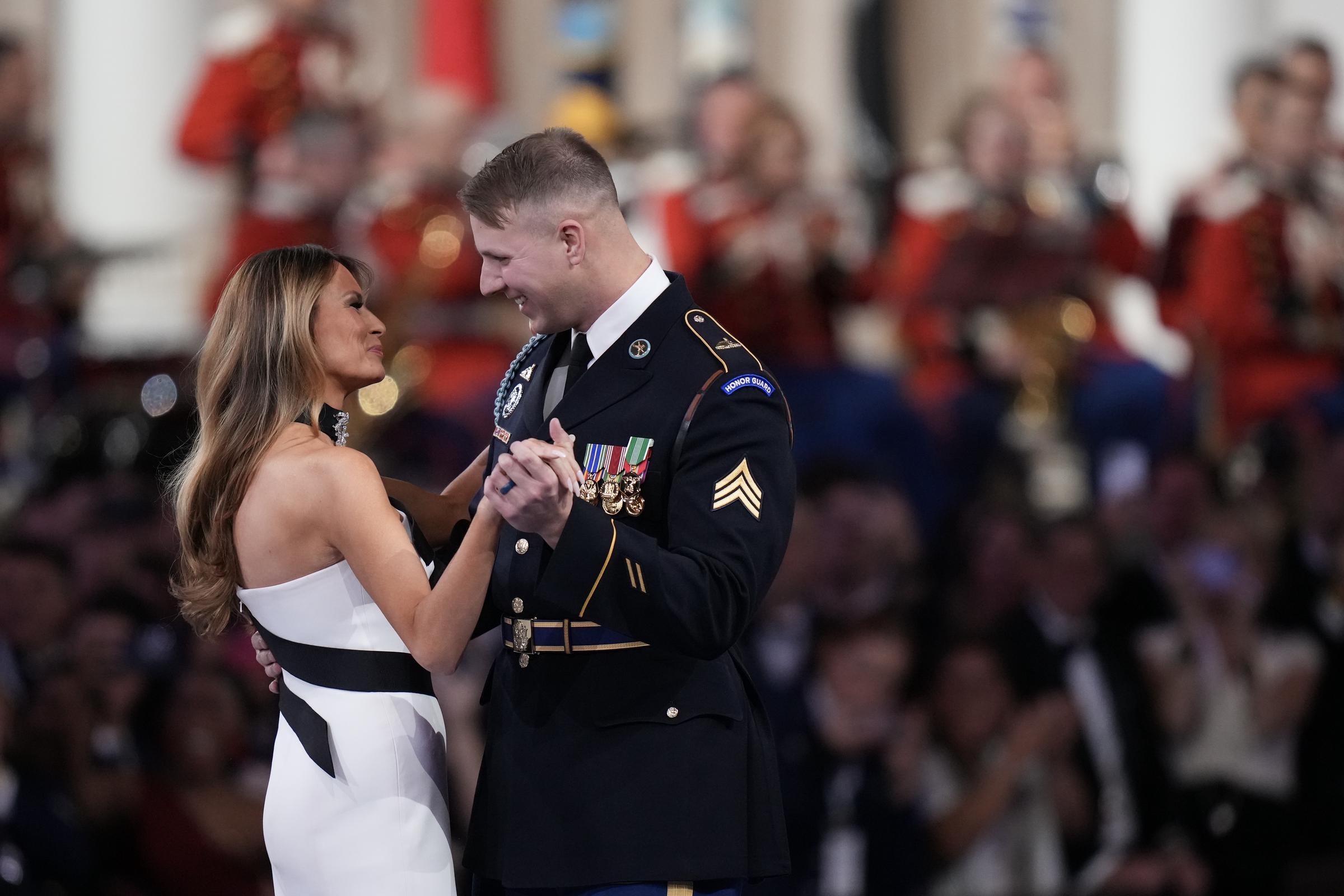 La Primera Dama, Melania Trump, baila con el Sargento del Ejército de EE.UU. Henry Waller en el Baile del Comandante en Jefe el 20 de enero de 2025 | Fuente: Getty Images