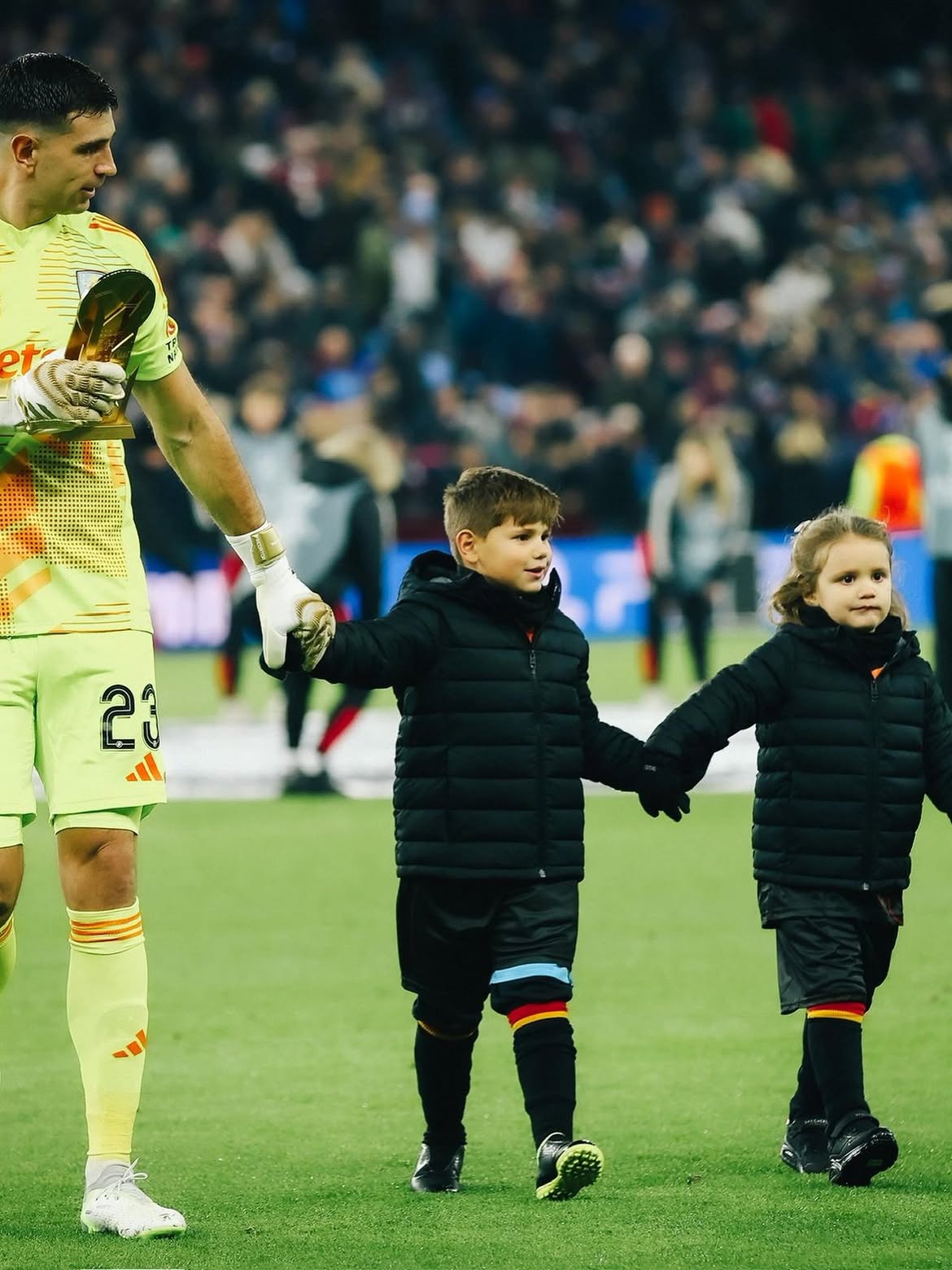 "Dibu" Martínez junto a sus hijos, Santino y Ava | Fuente: Instagram/emi_martinez26