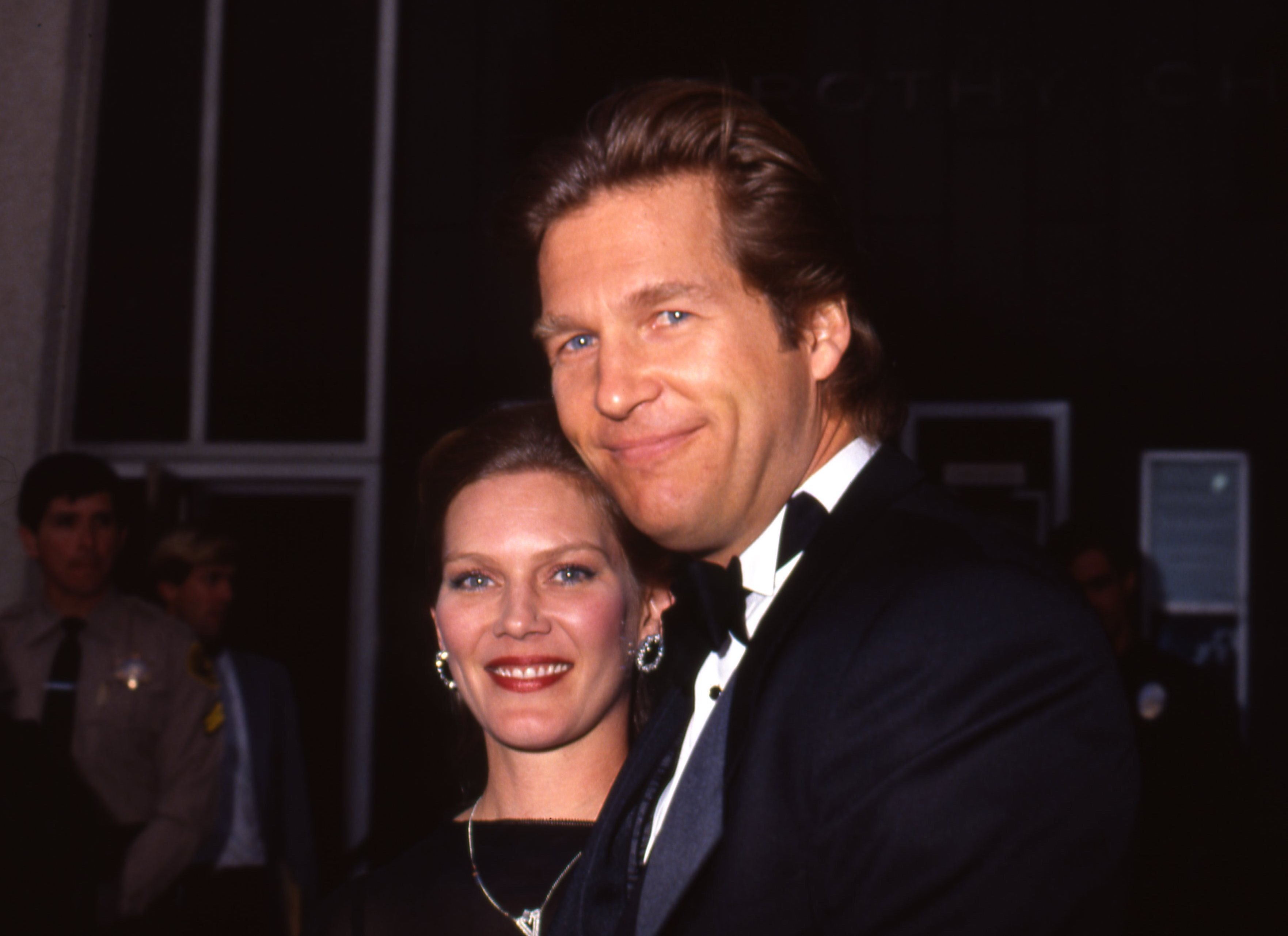 Susan y Jeff Bridges posan para un retrato en los Premios de la Academia en marzo de 1987, en Los Ángeles, California | Fuente: Getty Images