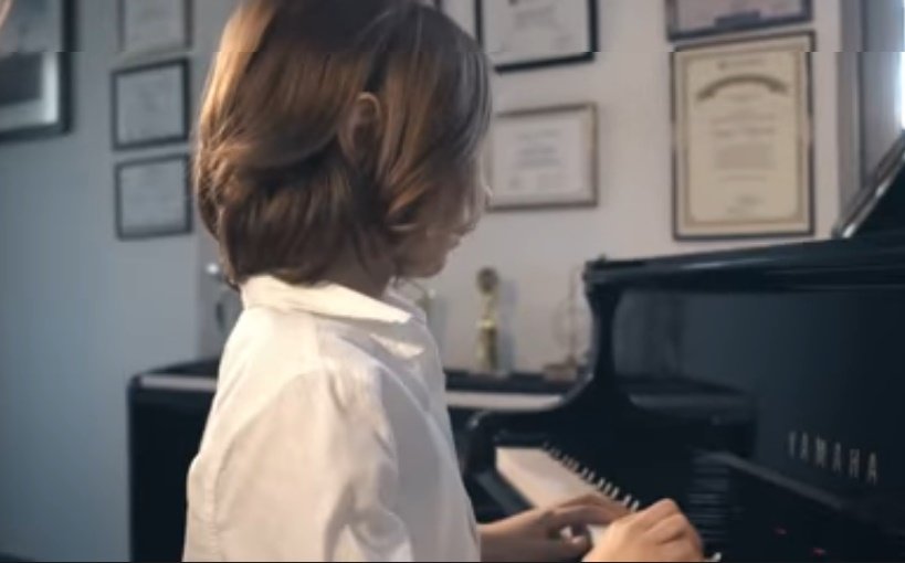 Stelios, de 7 años, toca el piano. | Foto: YouTube/Stelios Kerasidis