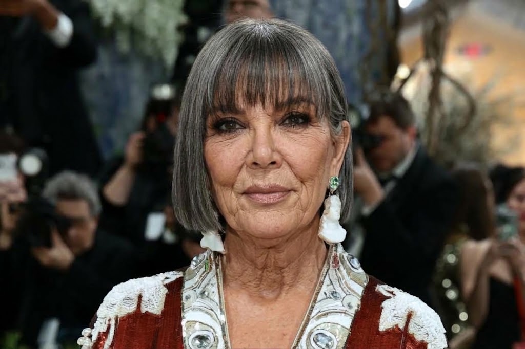 El famoso *look* de Kris para la Met Gala recibe un sorprendente cambio de imagen de cómo se vería, con un corte *bob* gris y signos visibles de envejecimiento que reemplazan el acabado ultrasuave. | Fuente: Gemini