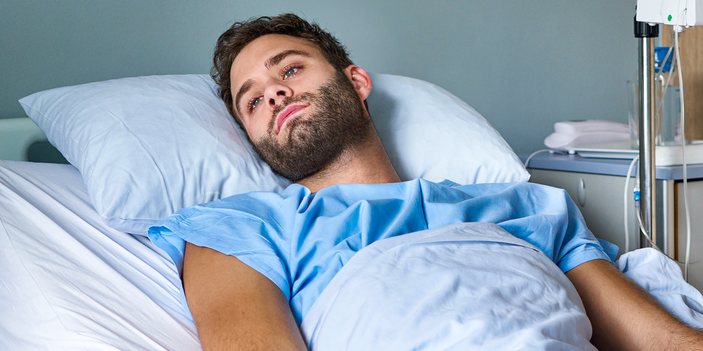 Un hombre en una cama de hospital | Fuente: Shutterstock