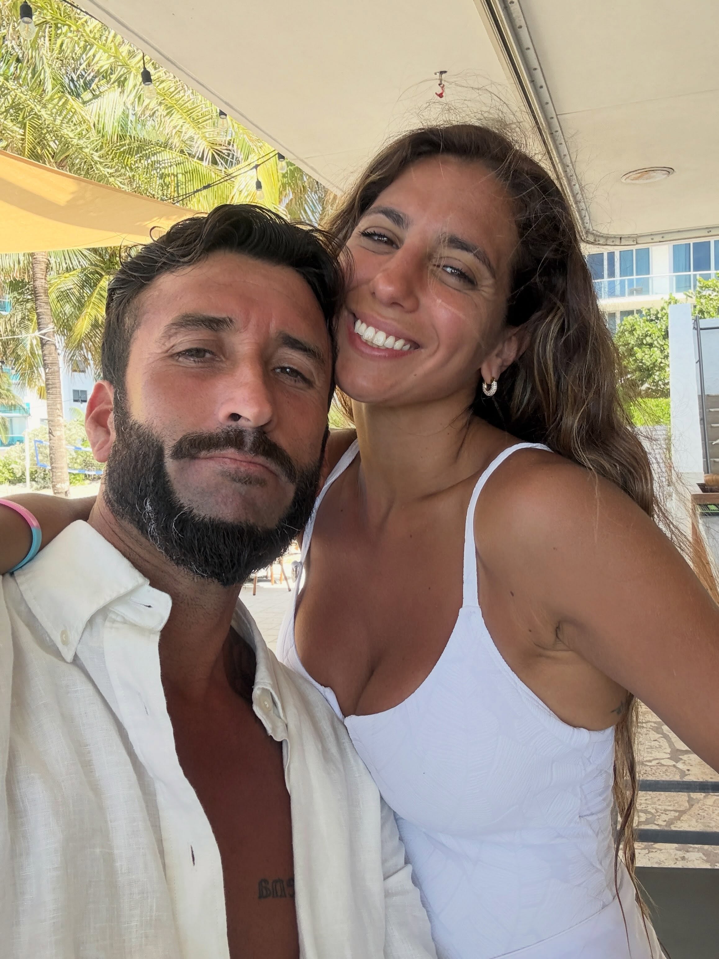 Cinthia Fernández junto a su novio Roberto Castillo durante su viaje de vacaciones a Miami | Fuente: Instagram/cinthia_fernandez_