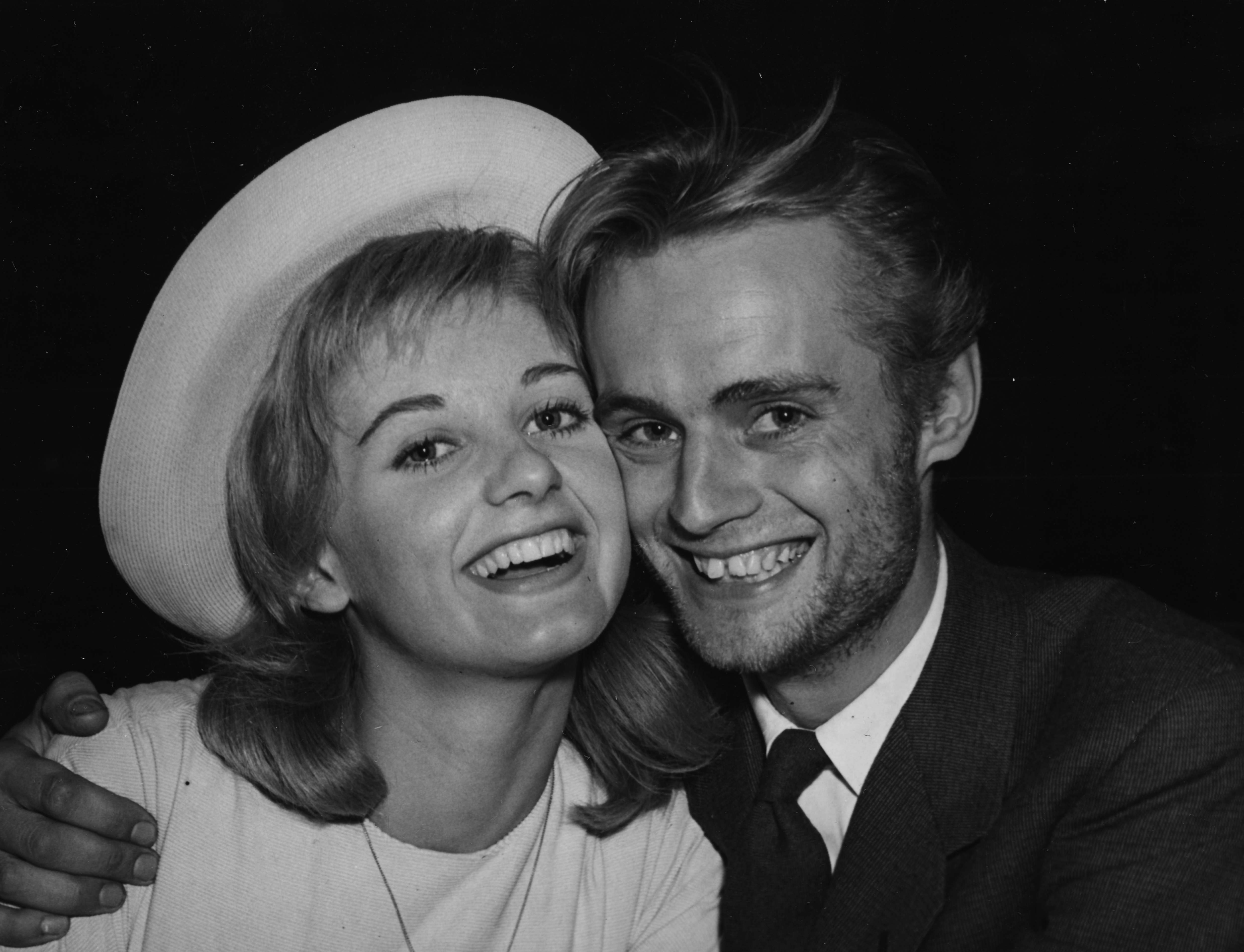Jill Ireland y David McCallum sonriendo tras su boda en un registro civil de Londres el 13 de mayo de 1957 | Foto: Getty Images