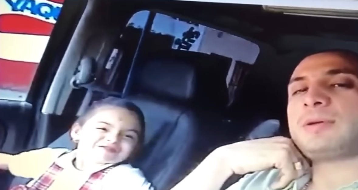 Captura de video de Valentín Elizalde y su hija Valeria Elizalde | Fuente: YouTube/Doble G