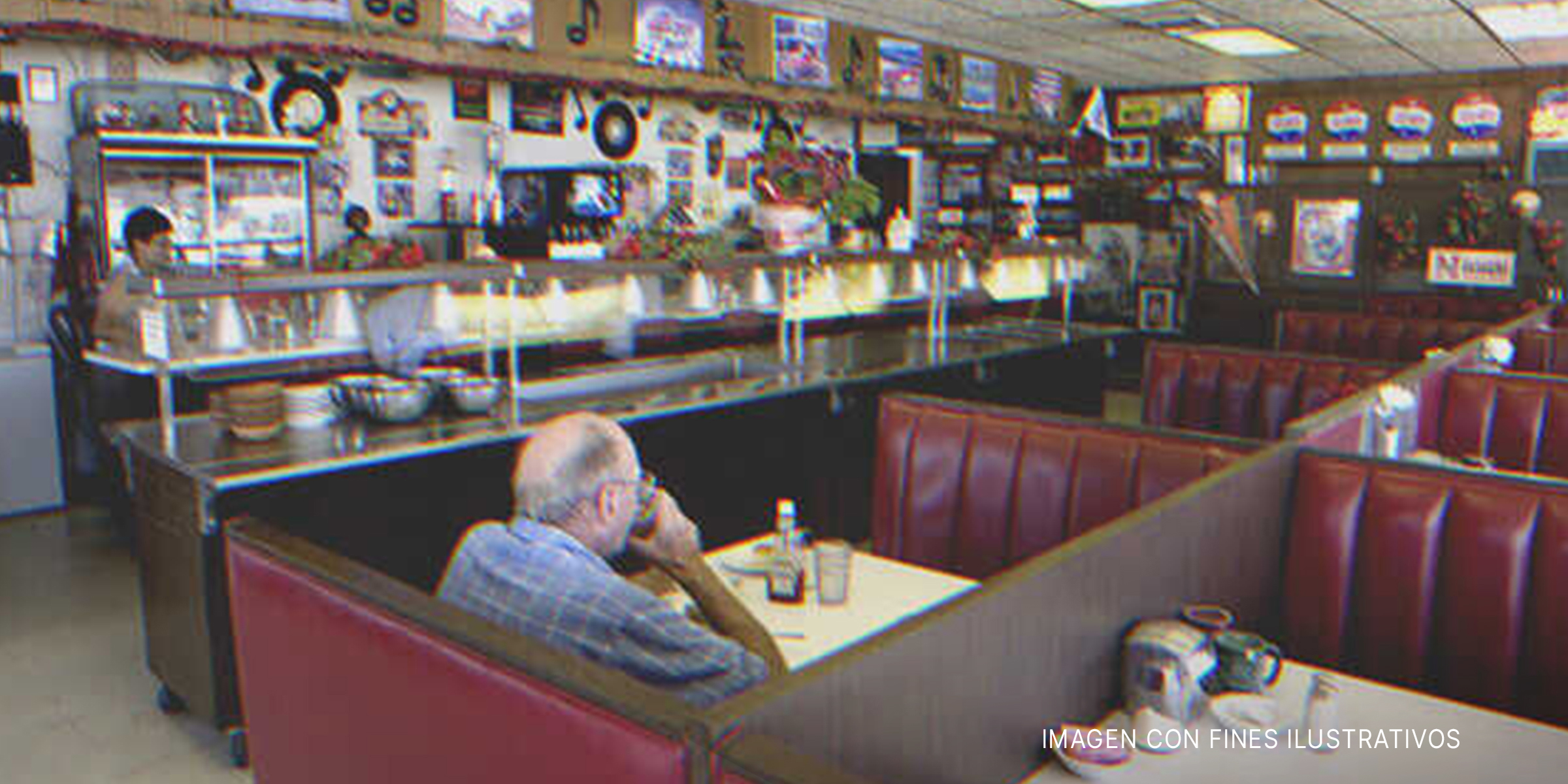 Anciano sentado solo en una cafetería. | Foto: Shutterstock
