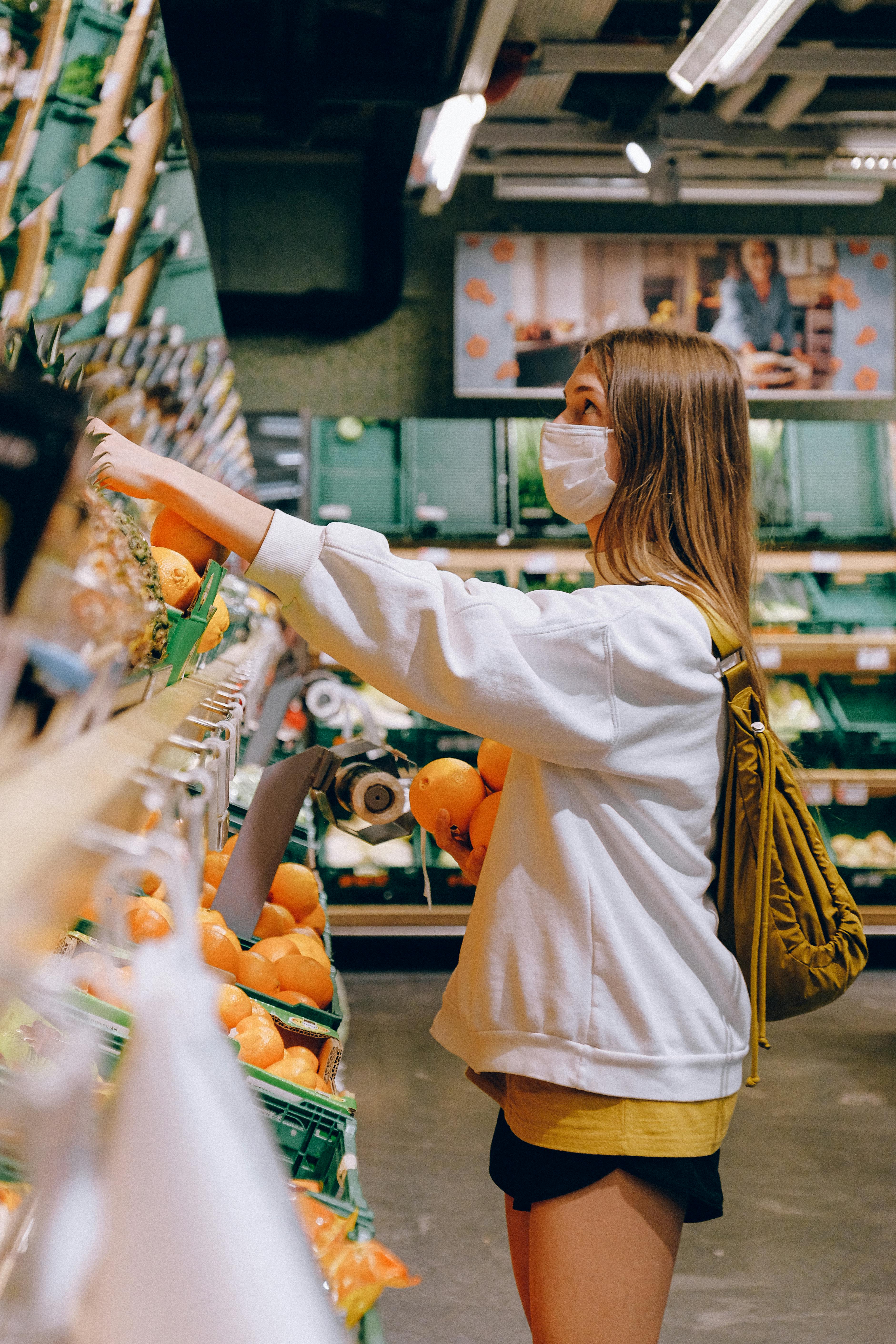 Una mujer haciendo la compra | Fuente: Pexels