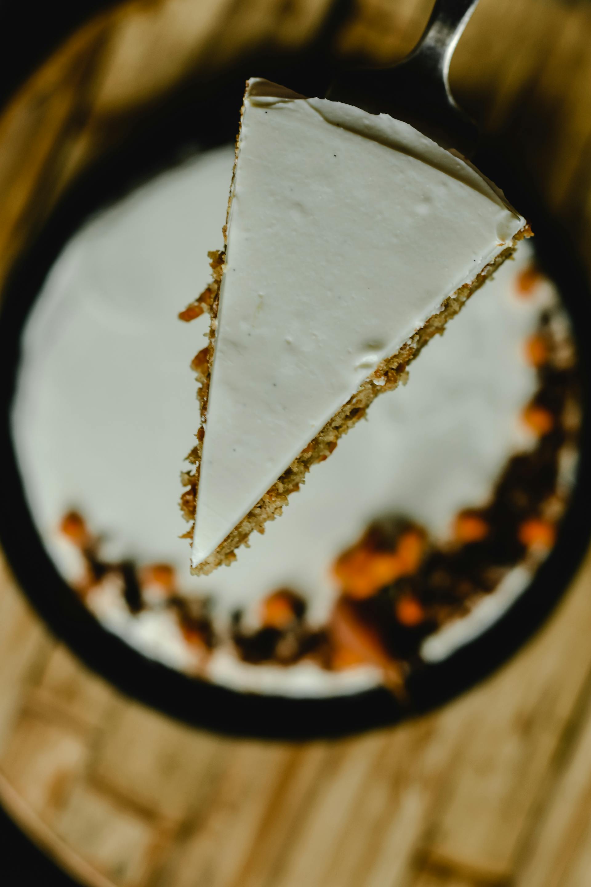 Vista superior de un trozo de pastel de zanahoria | Fuente: Pexels