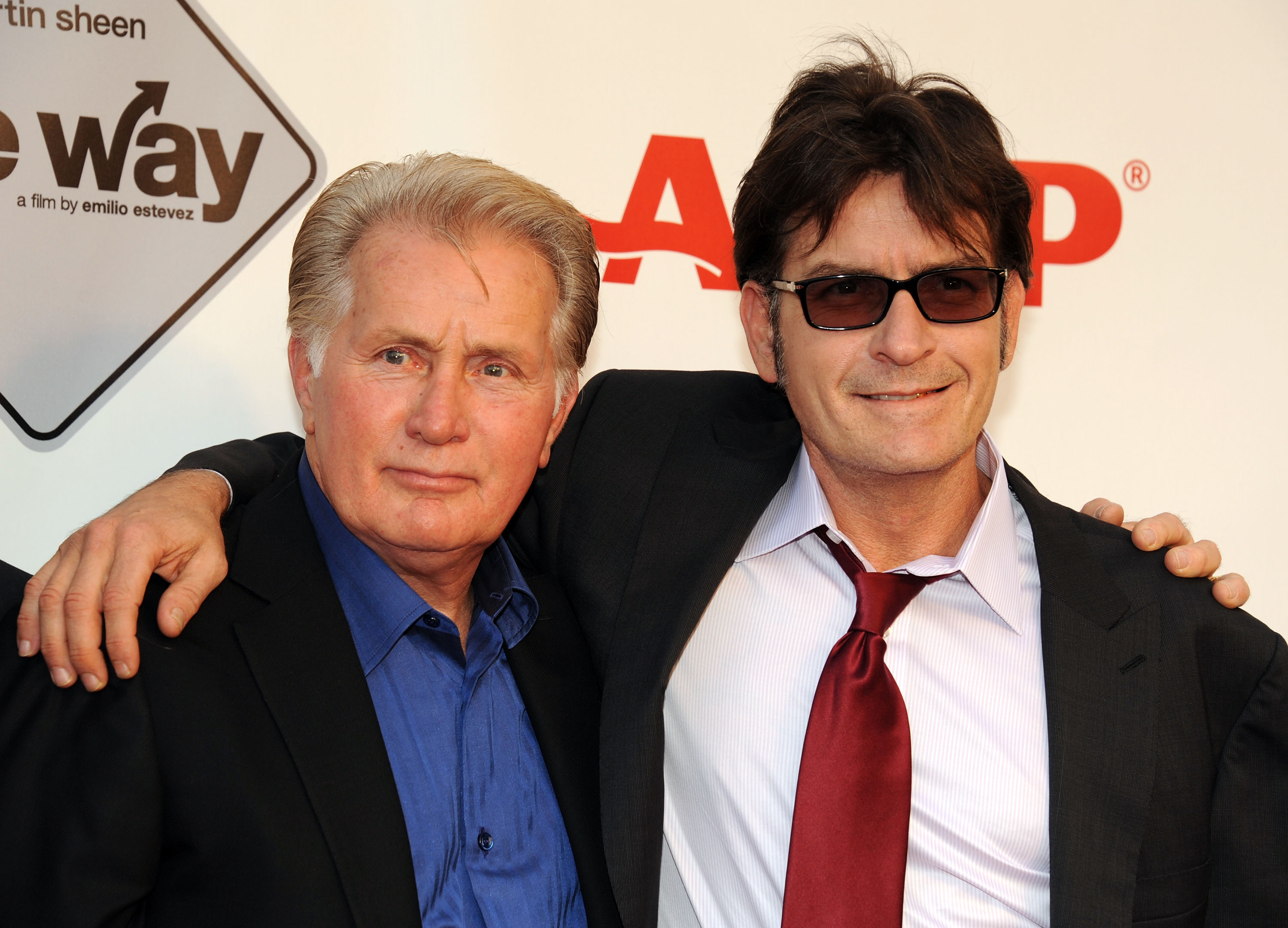 Martin Sheen y Charlie Sheen asisten a la proyección de "The Way" el 23 de septiembre de 2011 en Los Ángeles, California | Foto: Getty Images