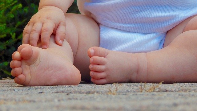 Bebé sentado en el suelo. | Imagen: Pixabay