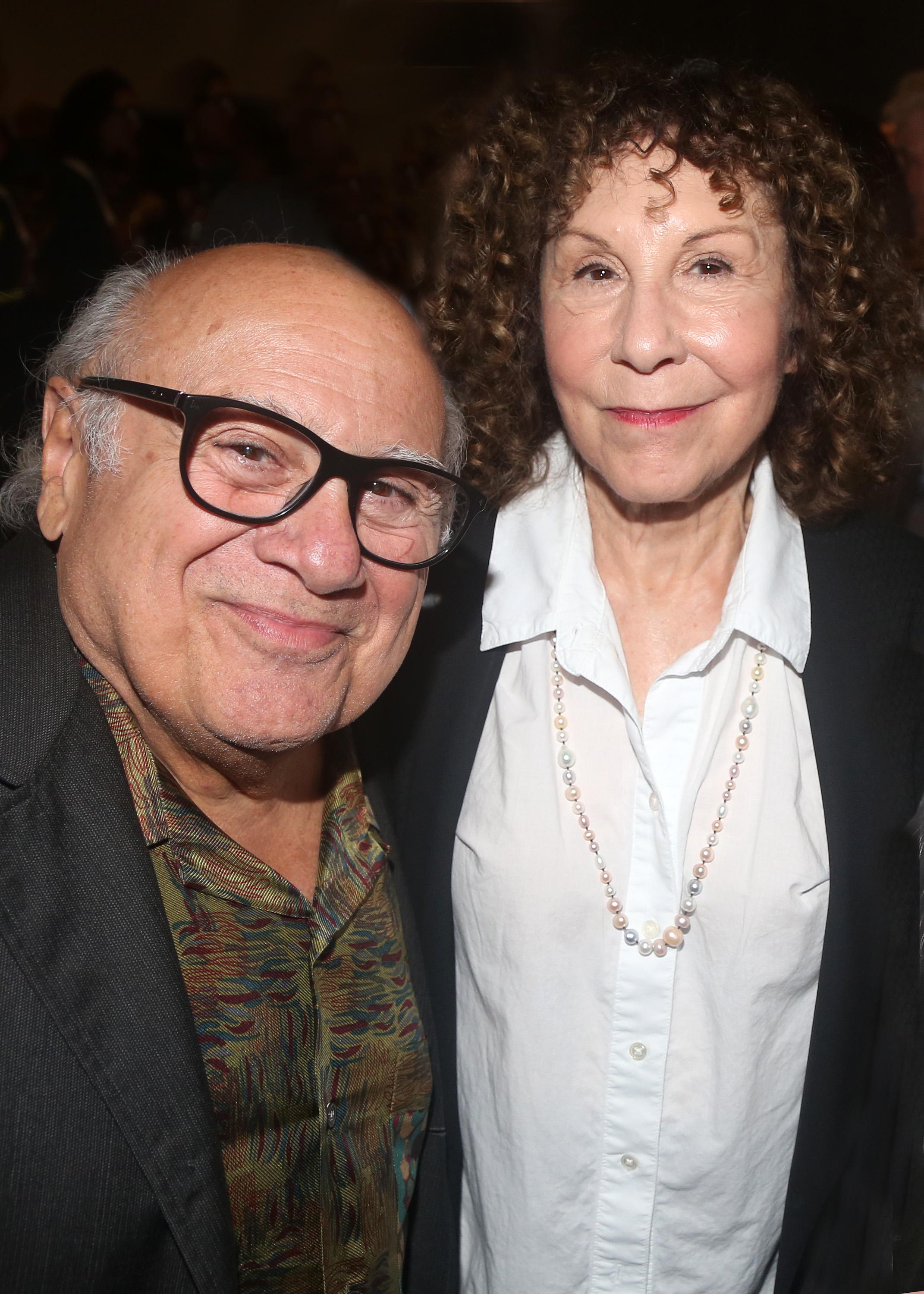 Danny DeVito y Rhea Perlman en el estreno de la obra "Let's Call Her Patty" en el Teatro Claire Tow del Lincoln Center el 31 de julio de 2023 en Nueva York. | Fuente: Getty Images