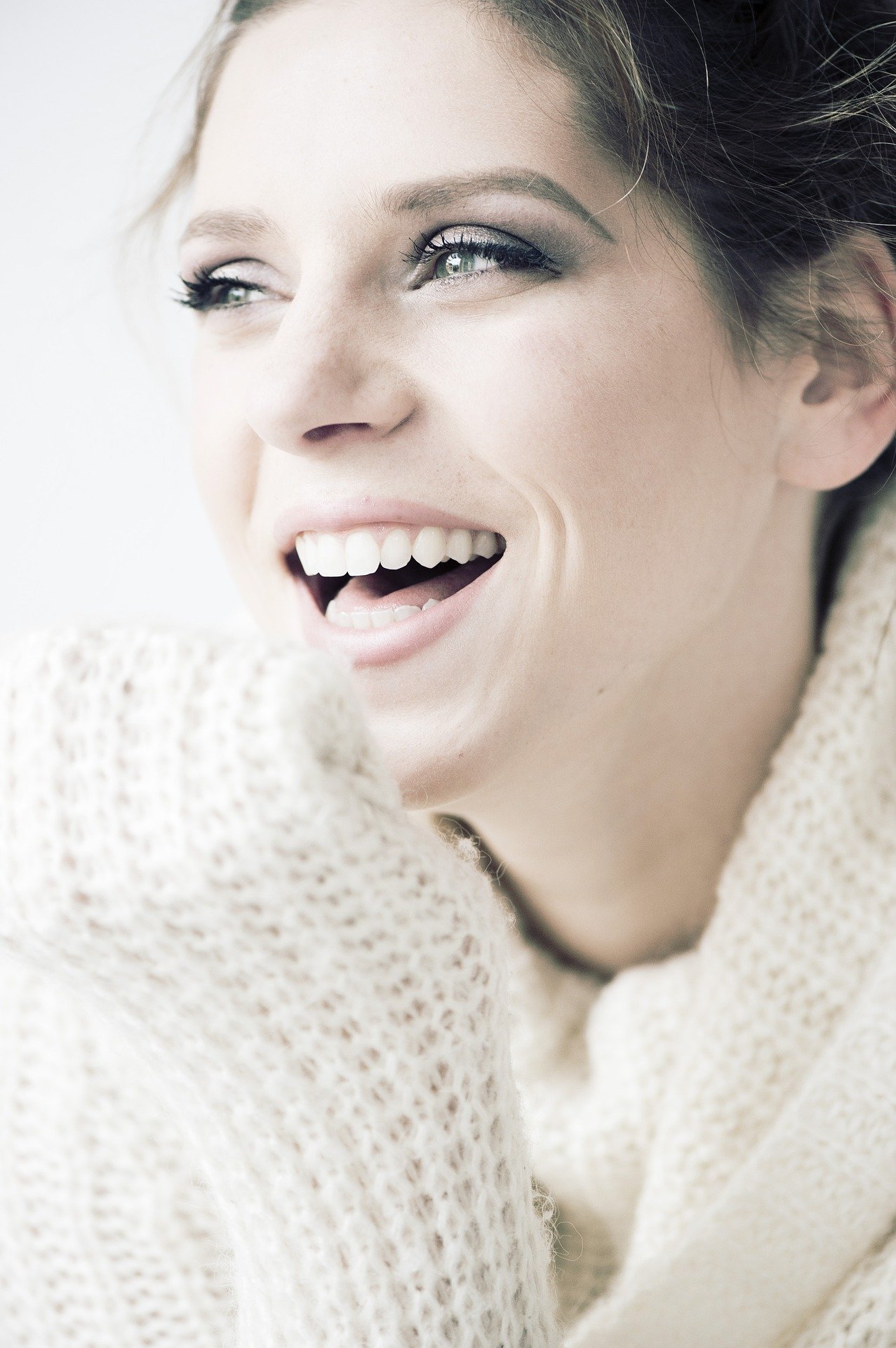 Mujer riendo. Fuente: Pixabay