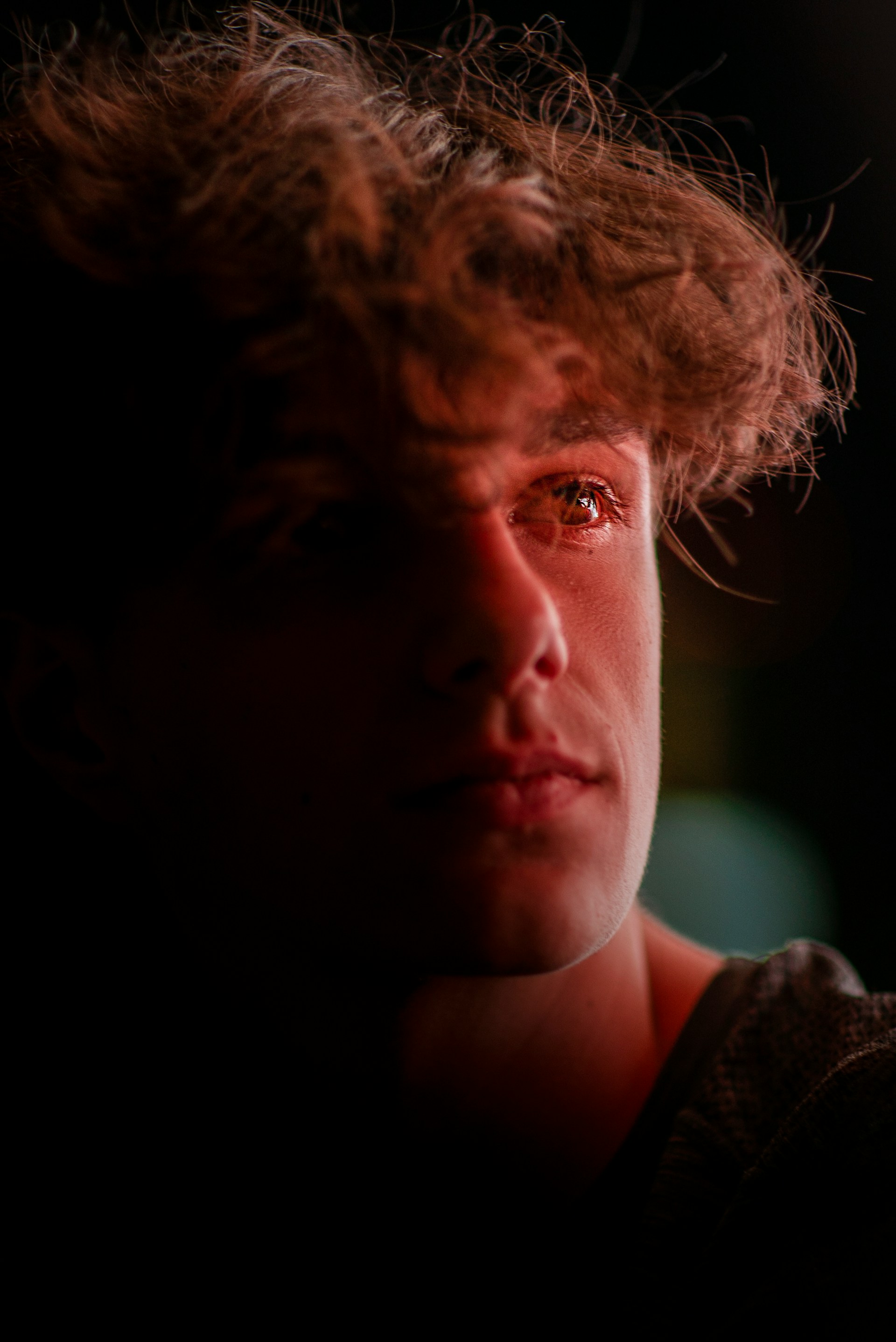 Un hombre mirando a alguien | Fuente: Unsplash