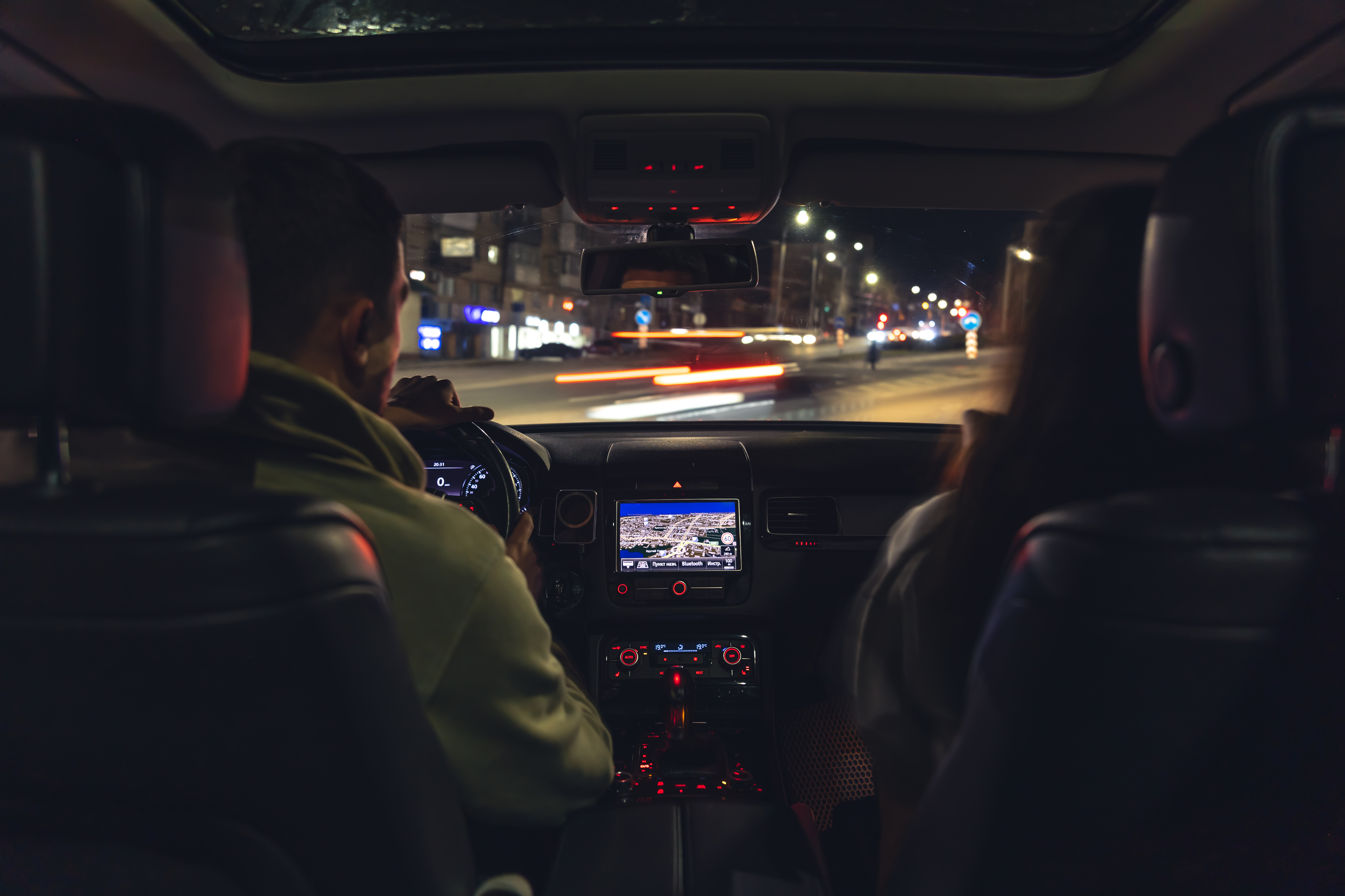 Familia conduciendo de noche. Imagen con fines ilustrativos | Foto: Freepik
