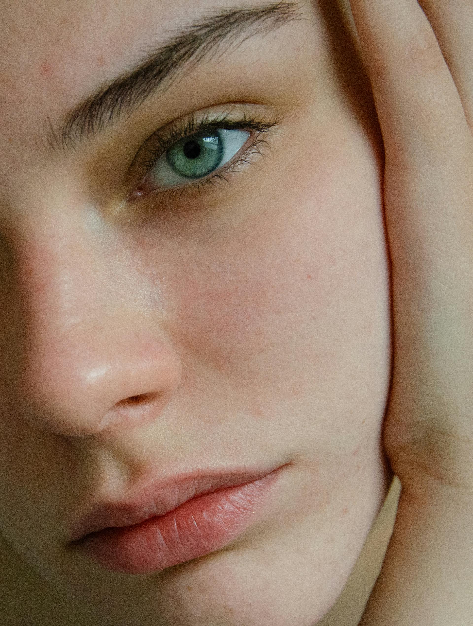 Una mujer reflexiva | Fuente: Pexels