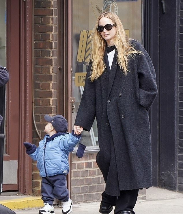 Lawrence ha dicho que quiere que sus hijos disfruten de las experiencias normales de la infancia, a pesar de que a veces los fotógrafos sigan a la familia en sus salidas cotidianas. | Fuente: Getty Images