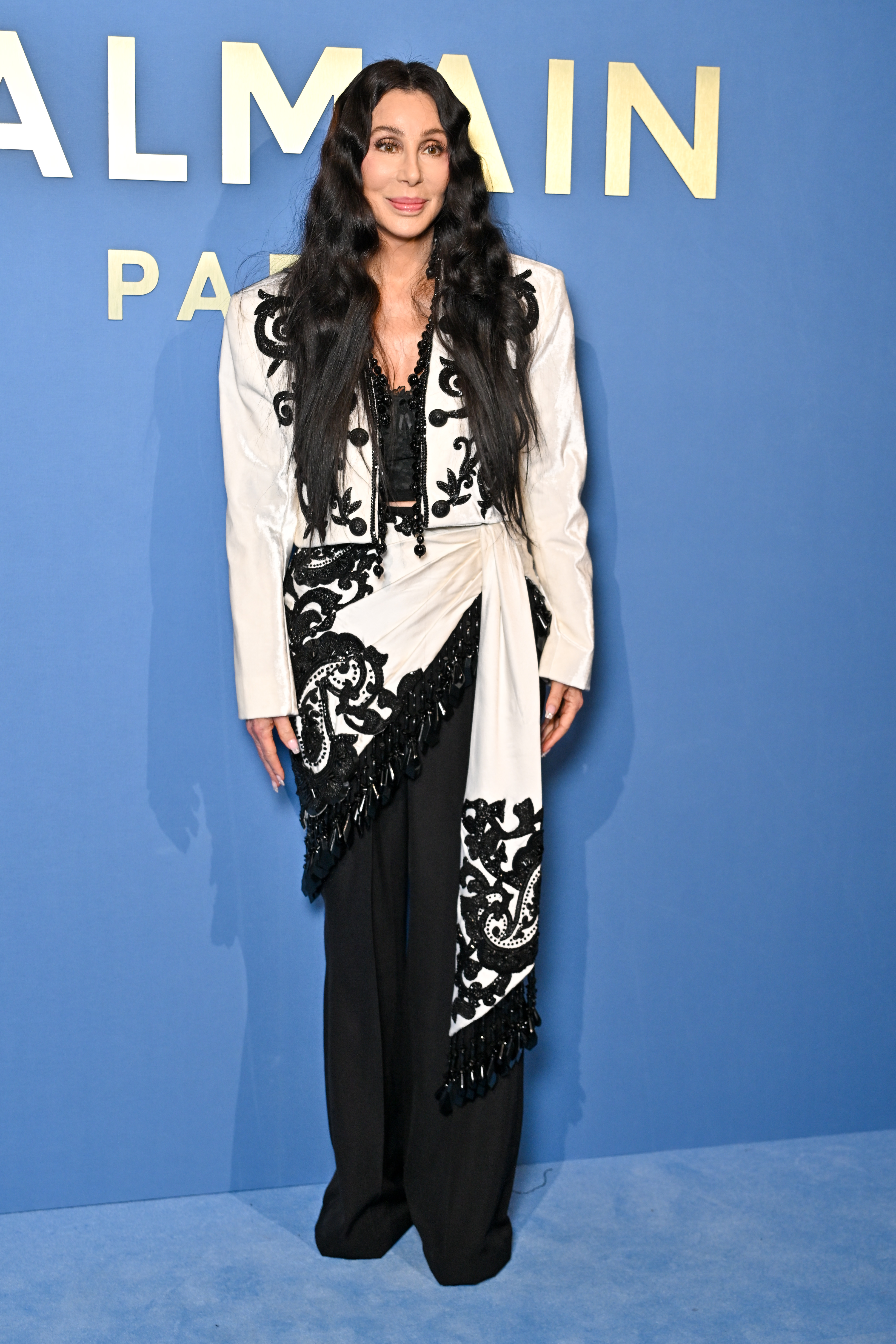 Cher en el desfile Balmain Womenswear Primavera/Verano 2024 el 27 de septiembre de 2023, en París, Francia. | Foto: Getty Images