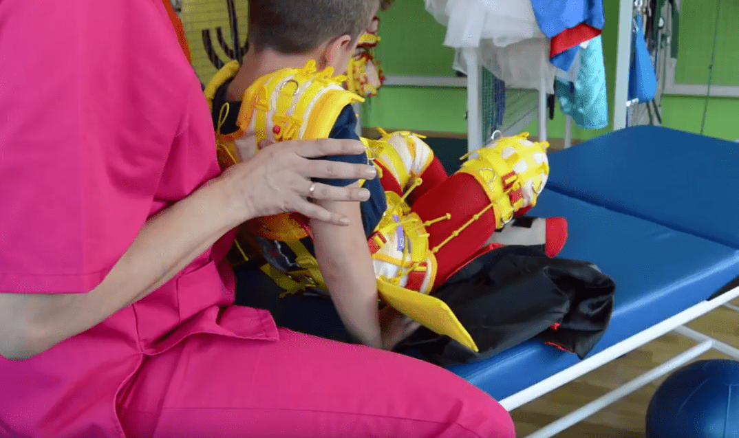El pequeño Hugo realizando su terapia en compañía de su terapeuta. | Imagen: YouTube/AMIGOSDEGALICIA