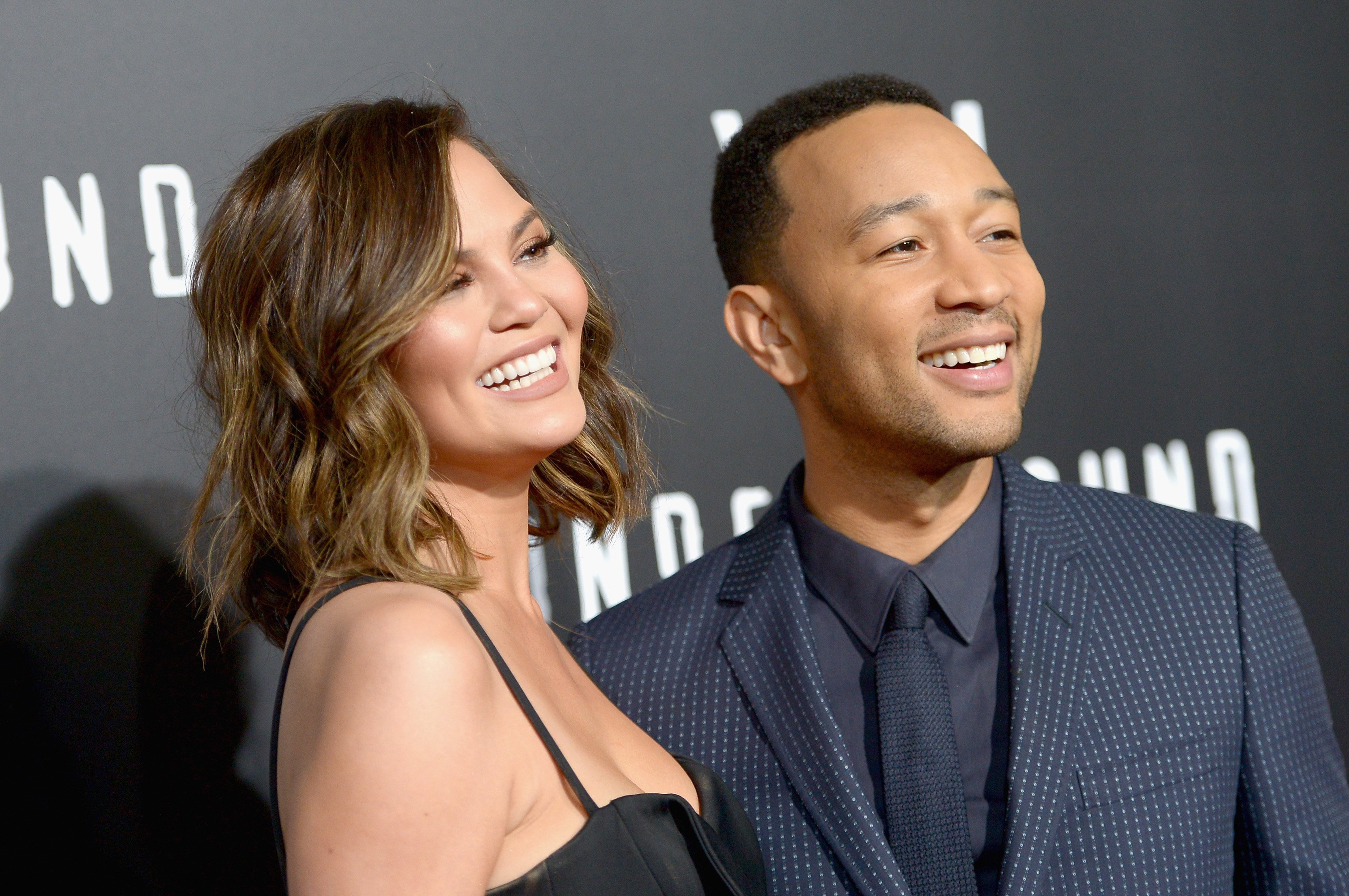 Chrissy Teigen y John Legend en la proyección del estreno de la segunda temporada de "Underground" de WGN America, Westwood, California, 2017 | Foto: Getty Images