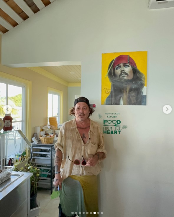 Johnny Depp posando junto a su obra de arte del Capitán Jack Sparrow en Lorraine's Cafe &amp; High Tide en Exuma, Bahamas, el 30 de agosto de 3034 | Fuente: Instagram/killerbartender