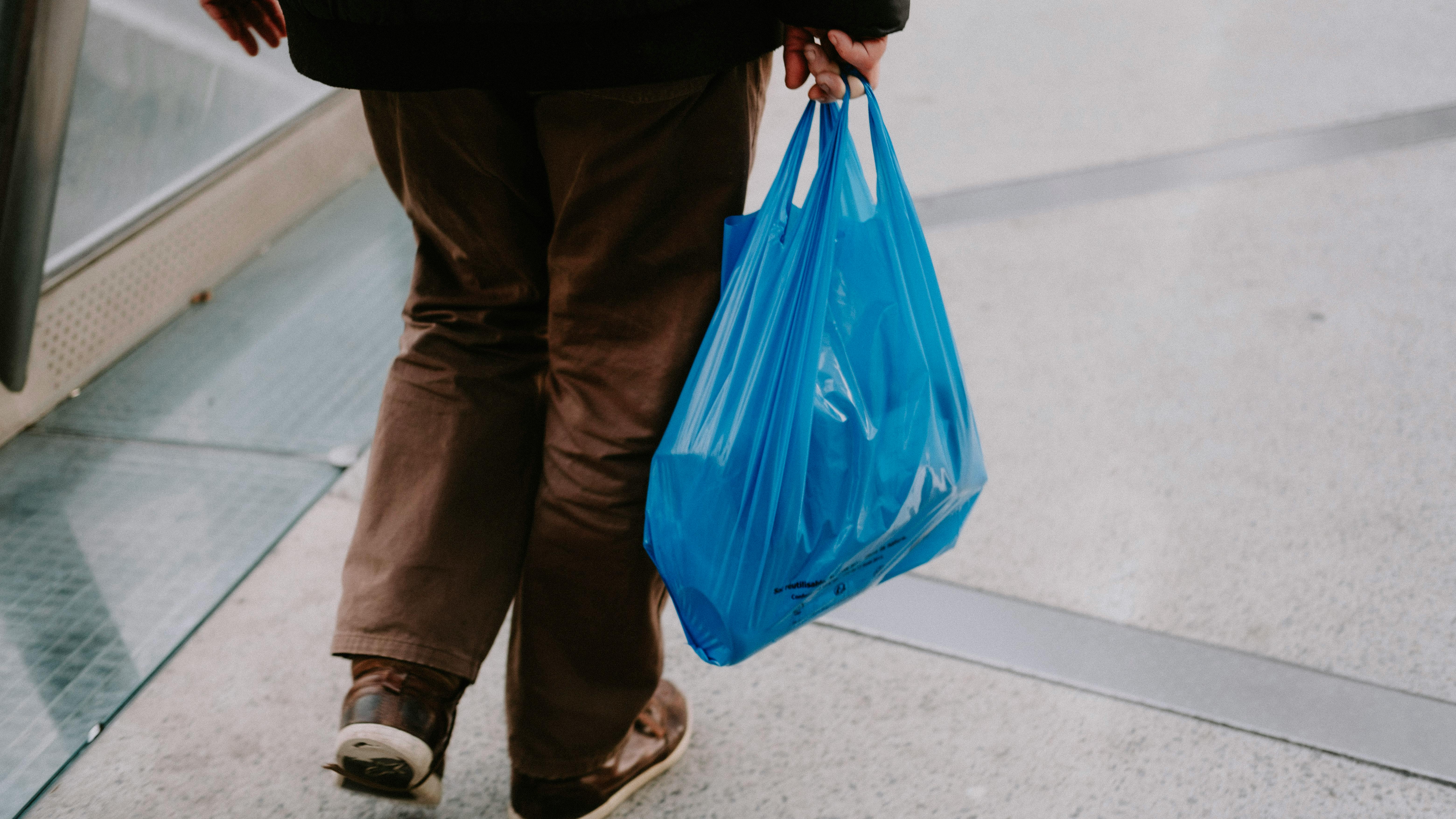 Un hombre sujetando una bolsa de plástico | Fuente: Pexels