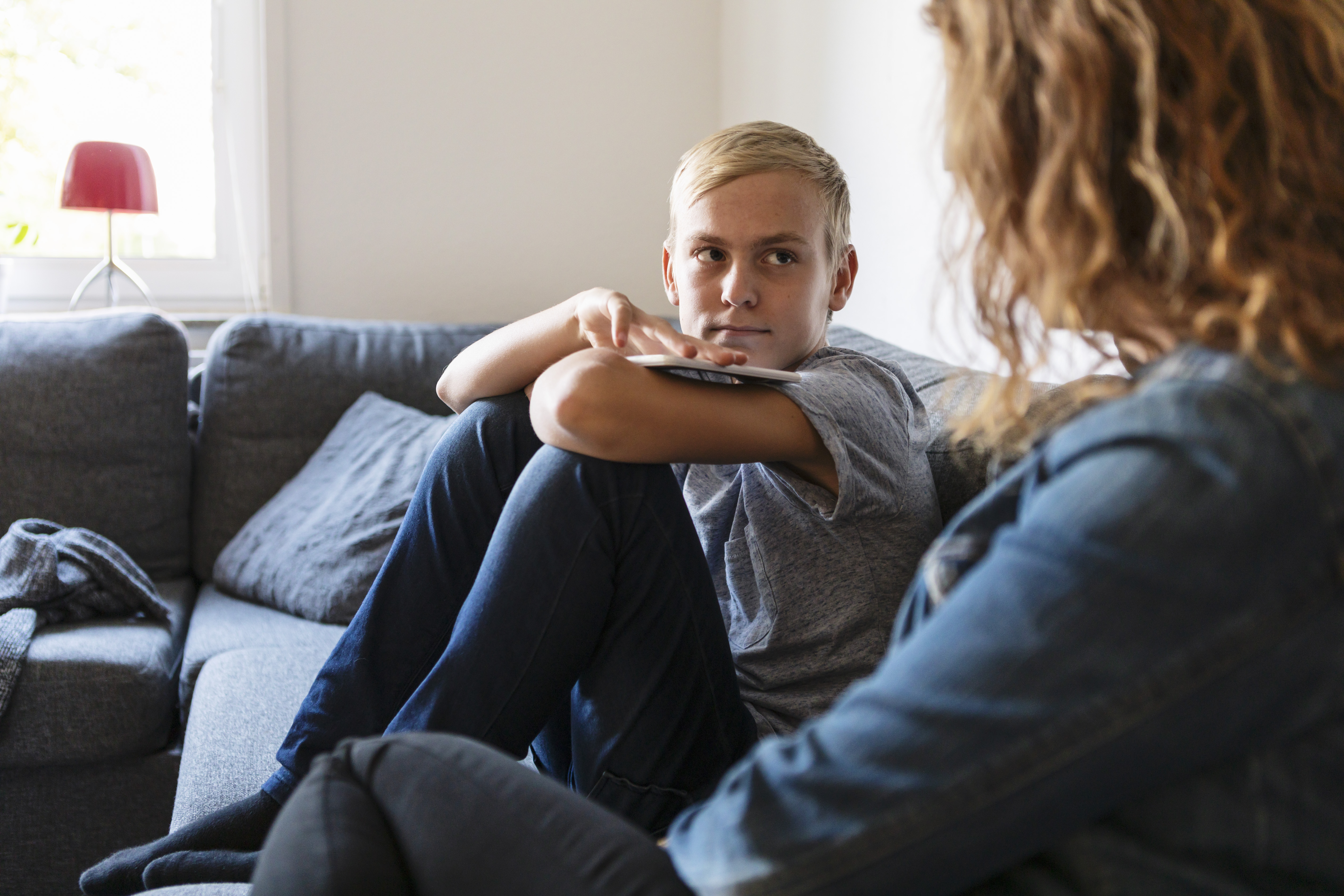Adolescente hablando con su madre | Foto: Getty Images