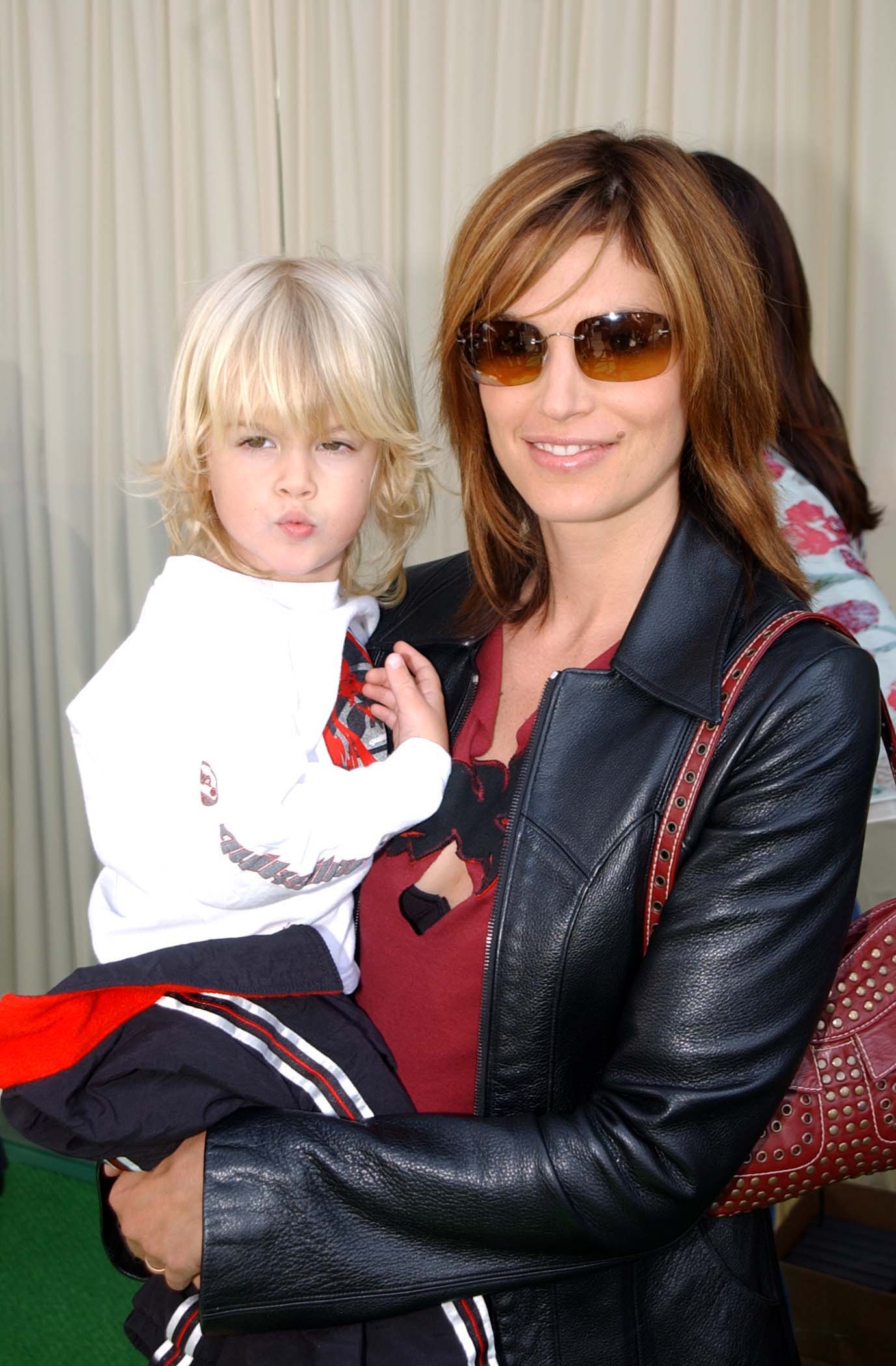 Presley Gerber asiste al estreno de "Spirit: Stallion of the Cimarron" en 2002 con su madre, Cindy Crawford, cuando era un niño pequeño que empezaba a crecer bajo la mirada del público. | Fuente: Getty Images