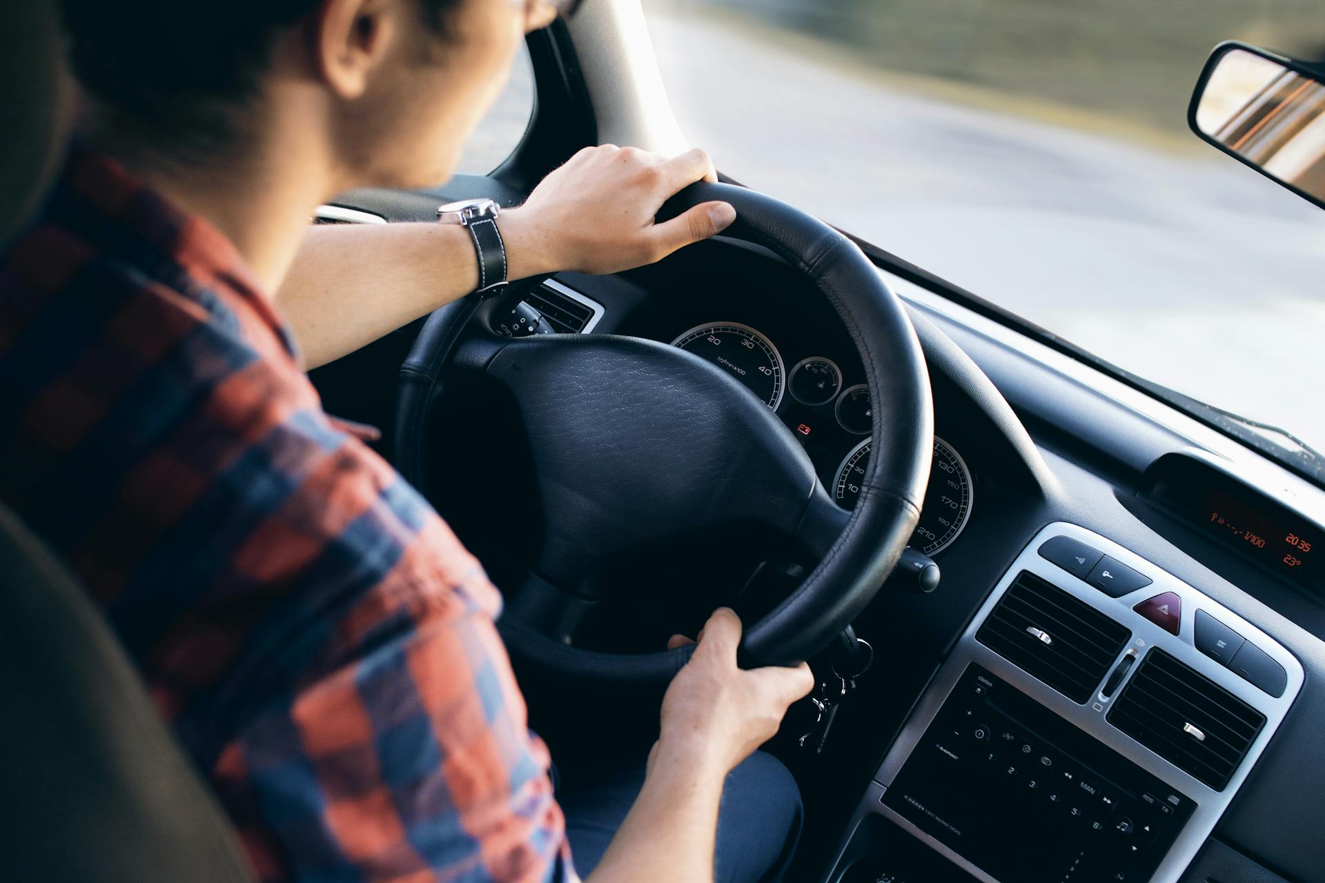 Un hombre sentado en un automóvil | Fuente: Pexels