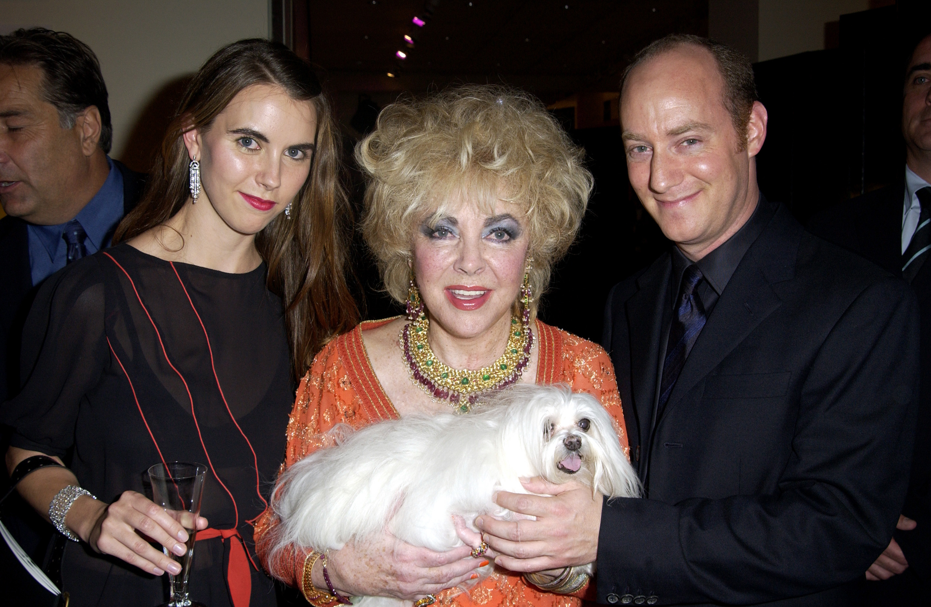 Naomi Wilding, Elizabeth Taylor y Tim Mendelson asisten a la Gala de la revista InStyle el 26 de septiembre de 2002 | Fuente: Getty Images