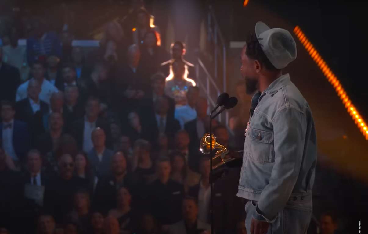 Kendrick Lamar pronuncia su discurso de aceptación ante la mirada del público. | Fuente: YouTube/Academia de Grabación/Grammys