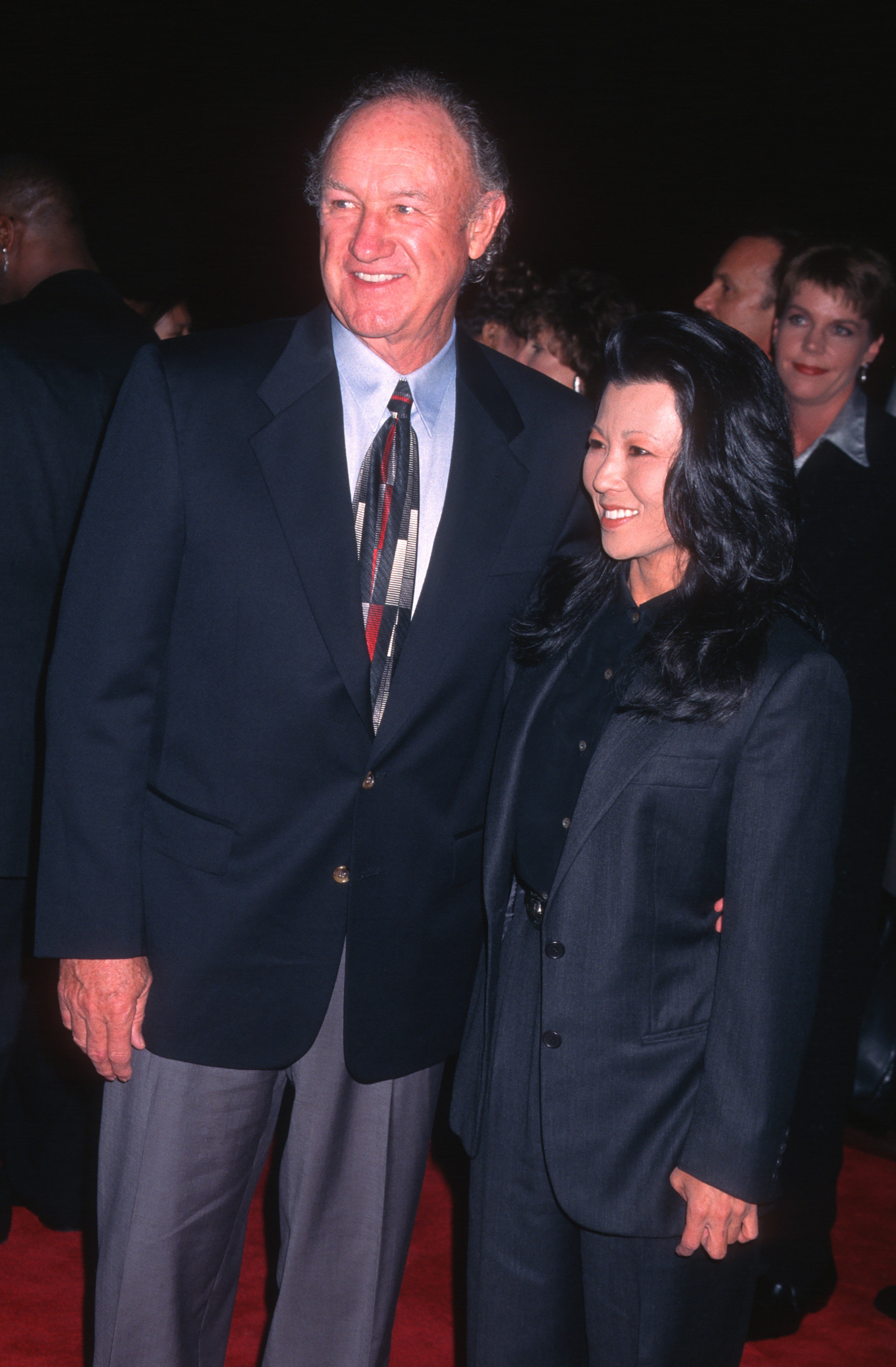 Gene Hackman y Betsy Arakawa asisten al estreno de "The Chamber" en el Academy Theater, Beverly Hills, California, el 2 de octubre de 1996 | Fuente: Getty Images