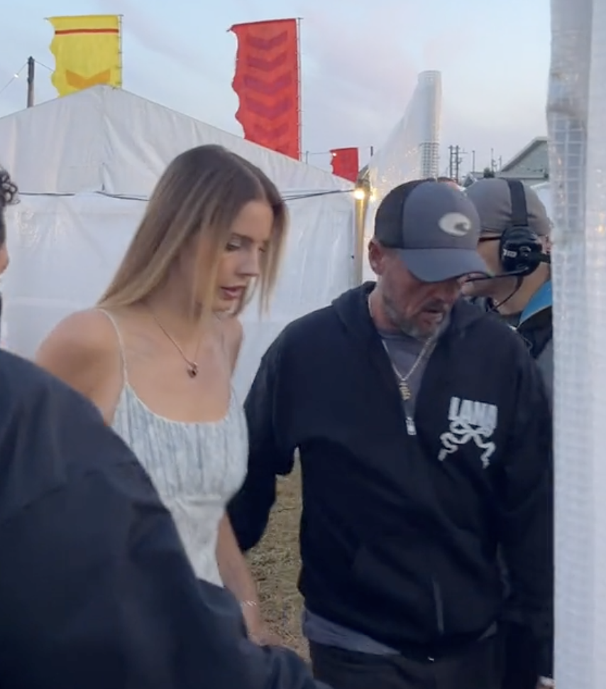 Lana Del Rey y Jeremy Dufrene vistos en el Festival de Leeds en agosto de 2024 en Inglaterra. | Fuente: TikTok/chrislloydart