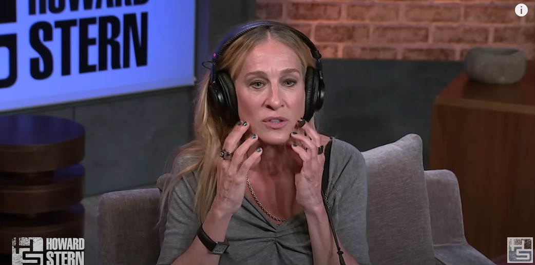 Sarah Jessica Parker habla sobre el envejecimiento, los estiramientos faciales y el Bótox el 28 de junio de 2023 | Fuente: YouTube/The Howard Stern Show