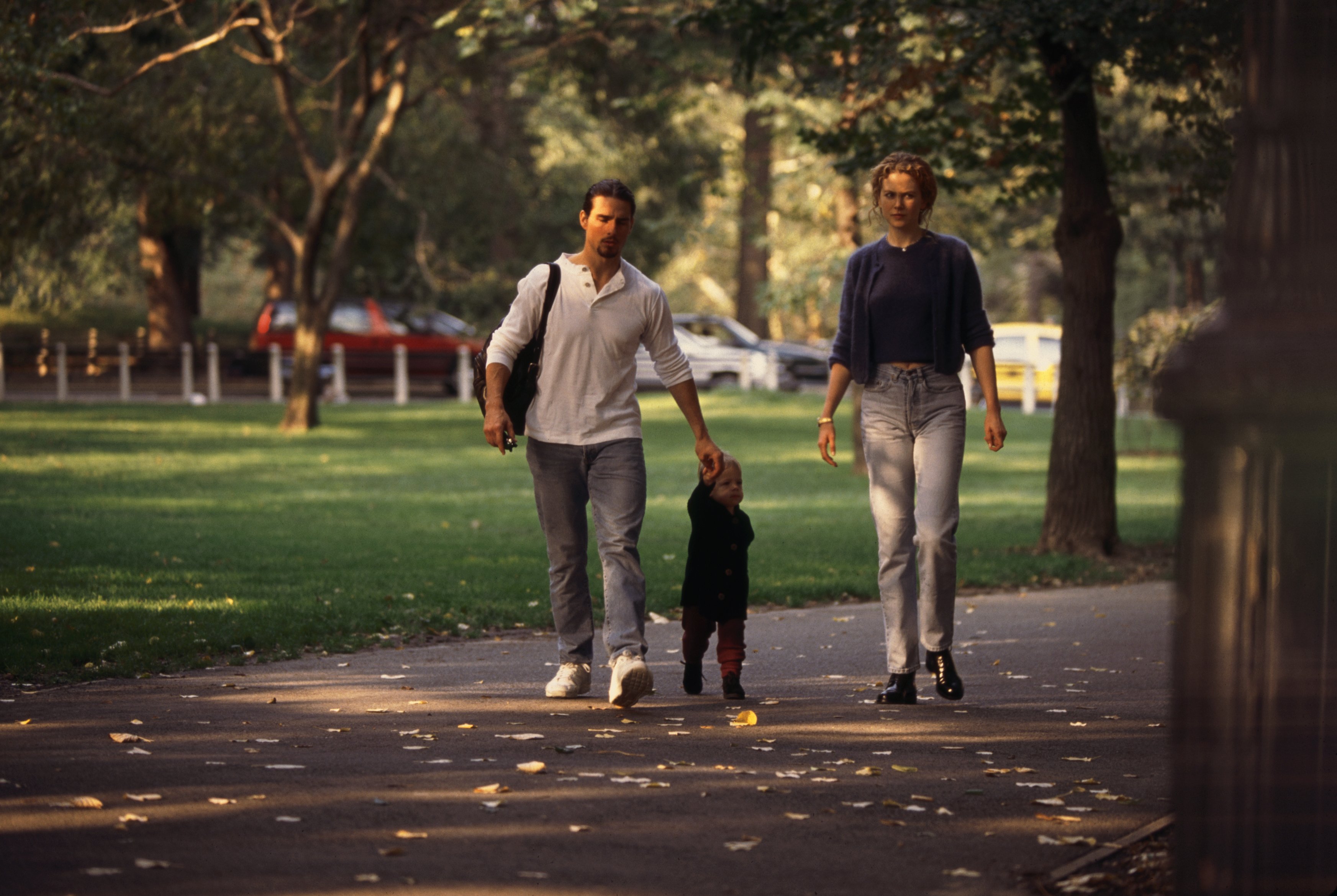 Tom Cruise y Nicole Kidman pasean por Central Park con su hija Isabella en 1994 | Foto: Getty Images