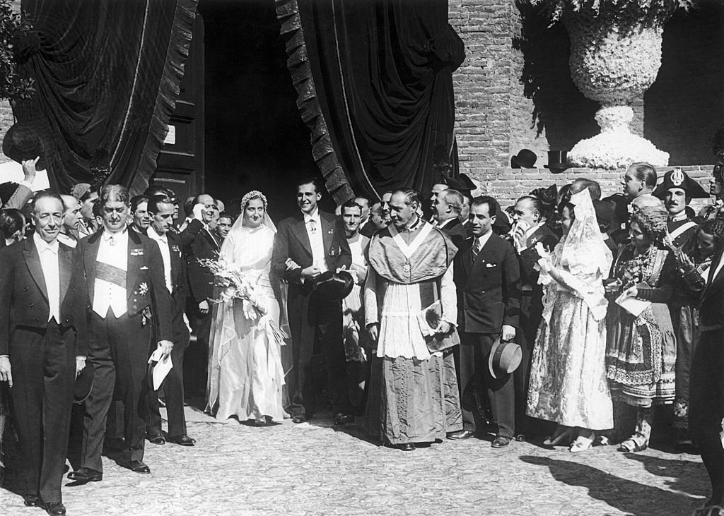 Juan de Borbón y María de las Mercedes de Borbón, saliendo de la basílica de Santa María de Los Ángeles de Roma, el 12 de octubre de 1935. | Foto: Getty Images