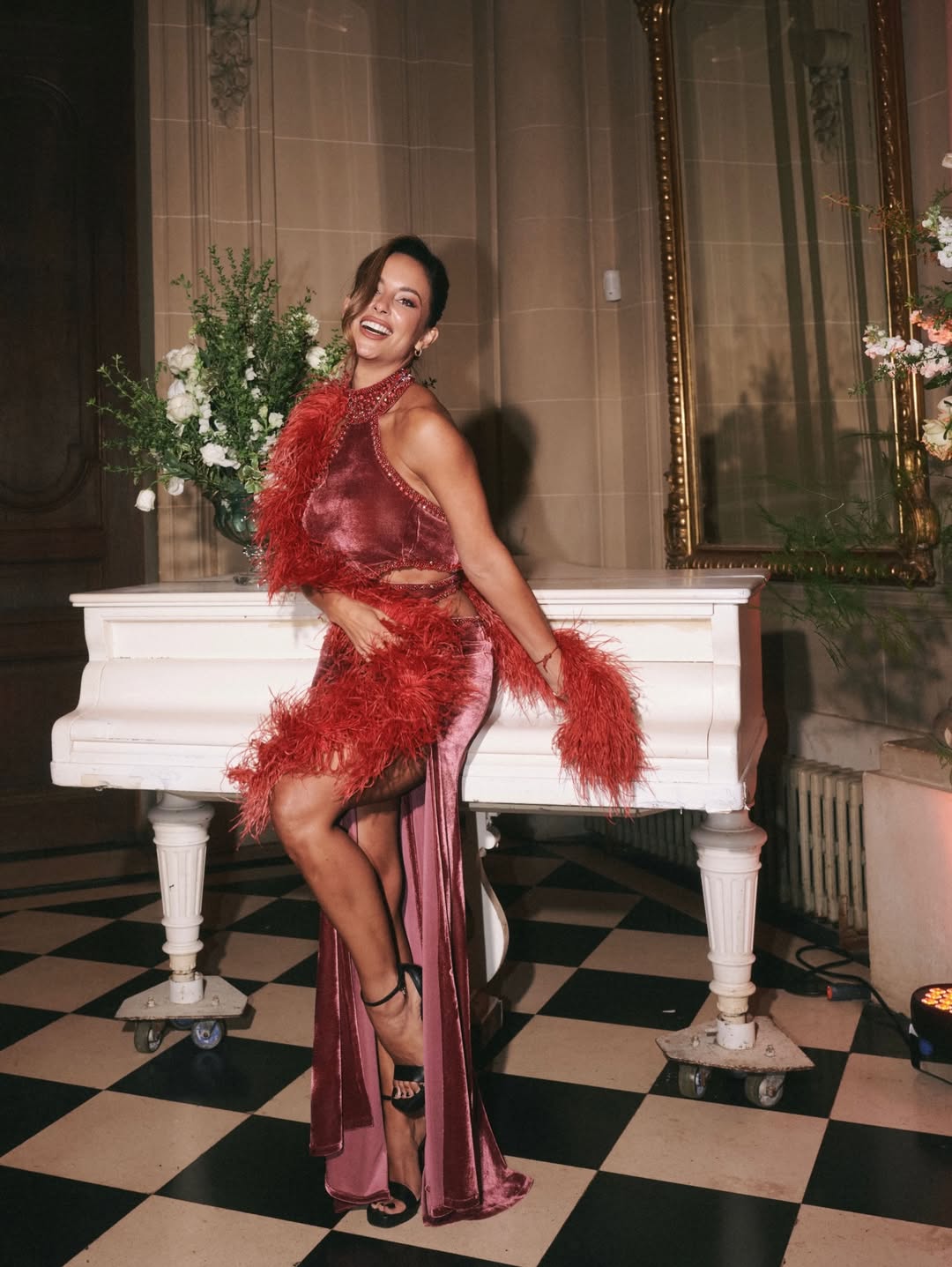 Lourdes Sánchez modelando su atuendo para la celebración nupcial de Cande Ruggeri y Nicolás Maccari | Fuente: Instagram/lourdesanchezok