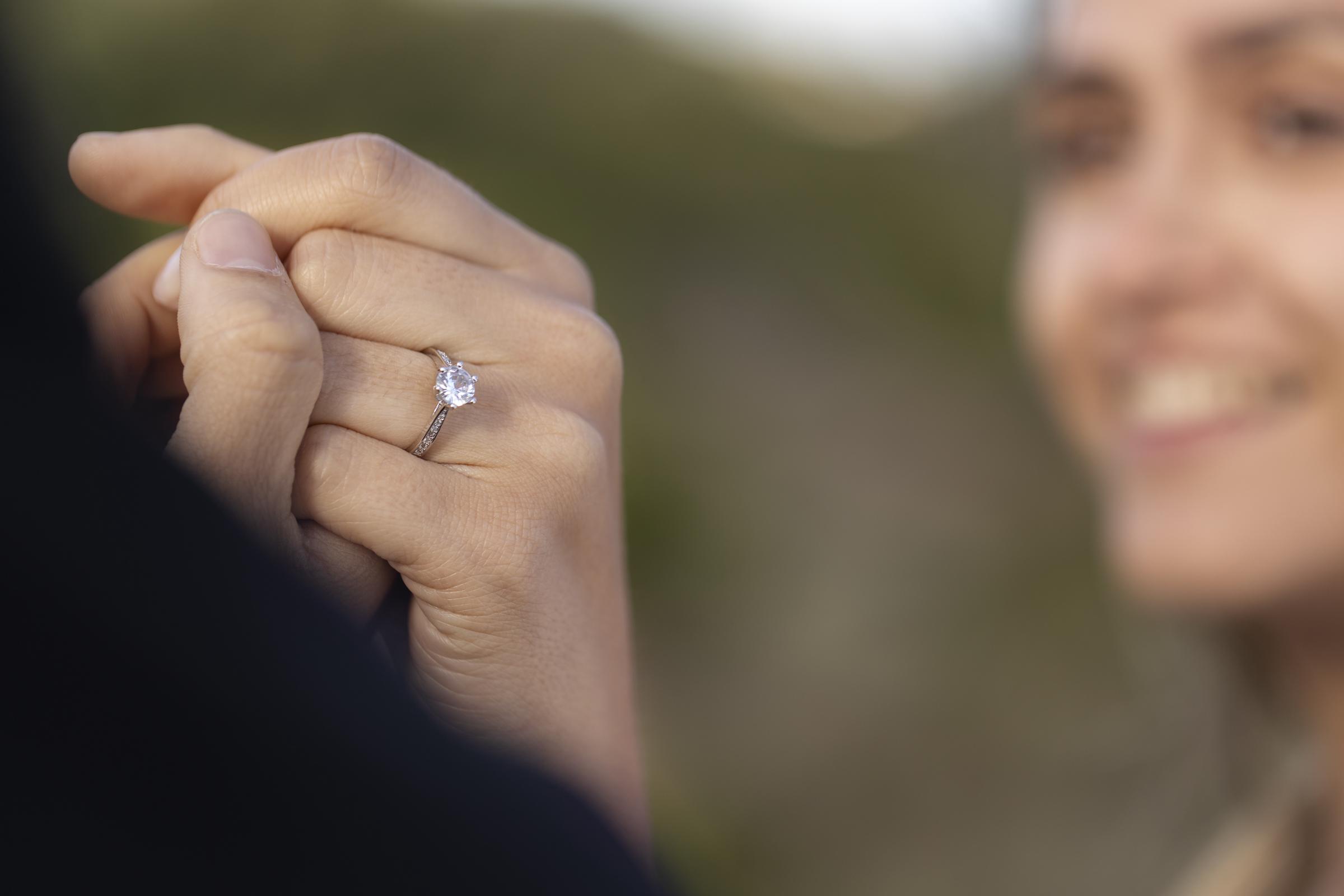 La mano di una donna con un anello di fidanzamento | Fonte: Freepik