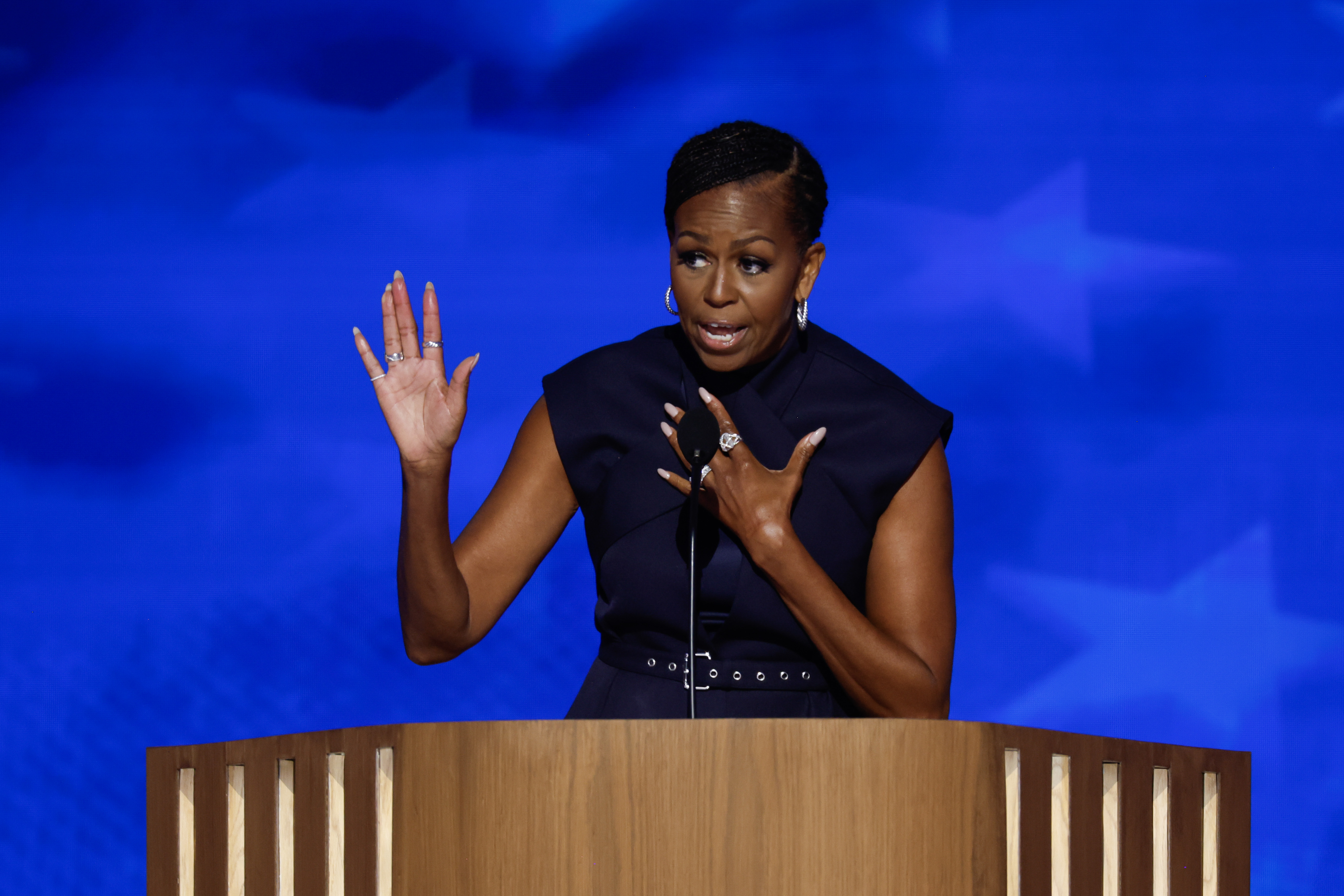 Michelle Obama habla en el escenario durante el segundo día de la Convención Nacional Demócrata el 20 de agosto de 2024, en Chicago, Illinois | Fuente: Getty Images